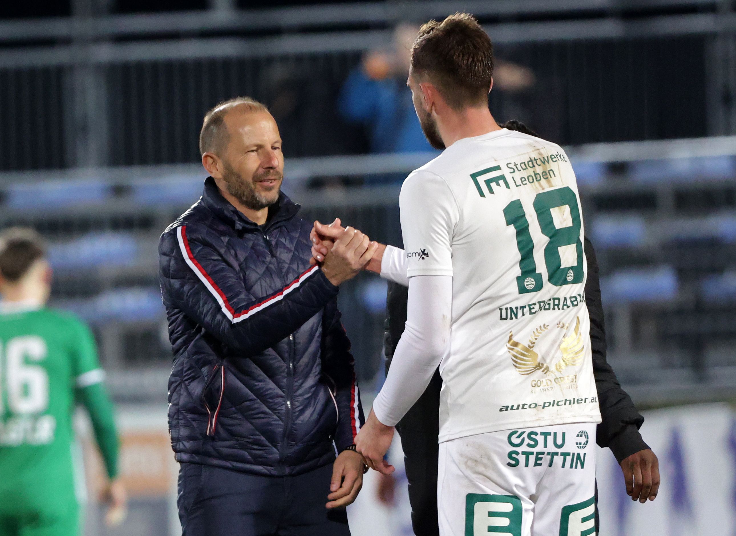 Rene Poms (l.) steht bereit.