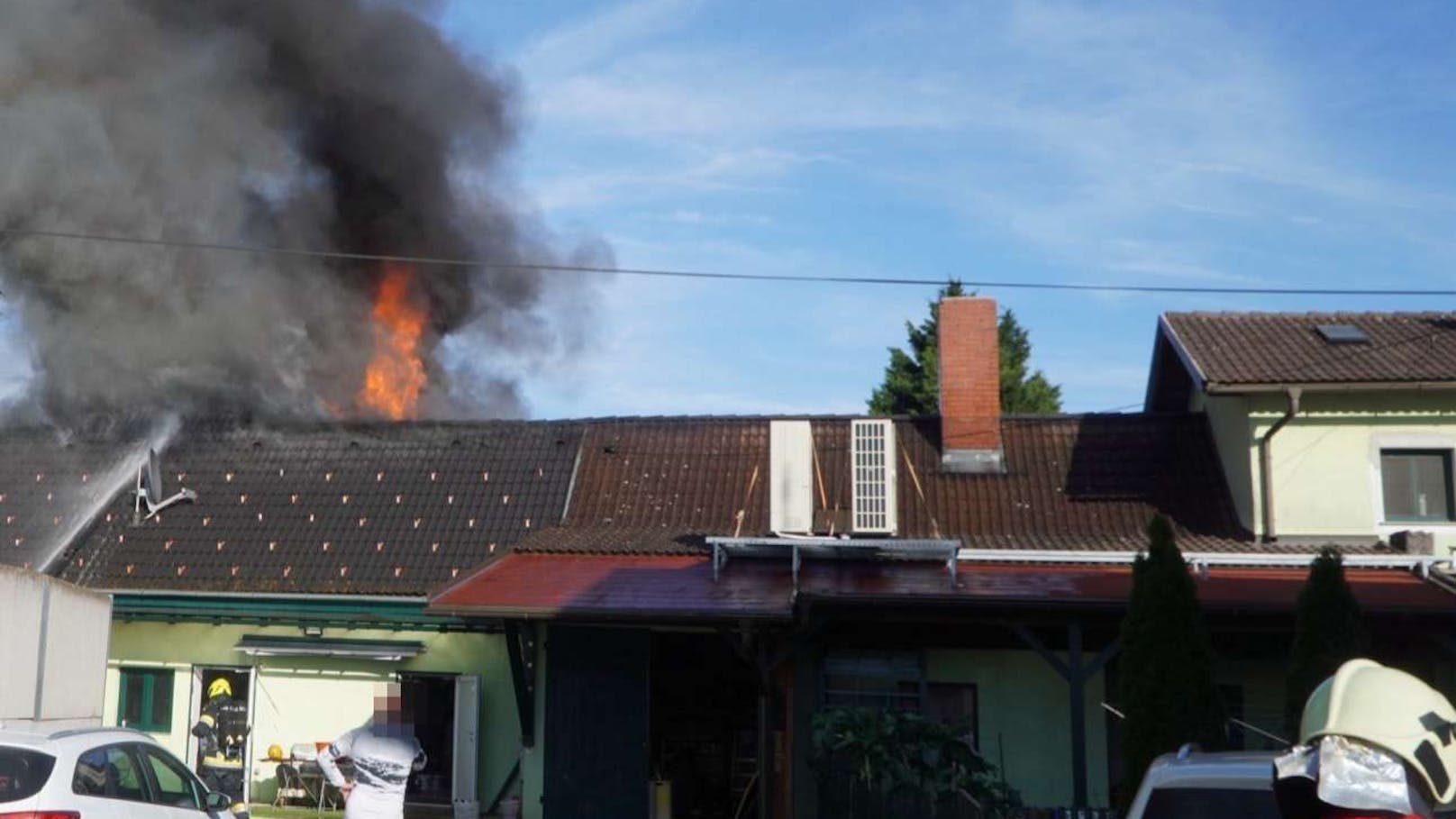 Der Brand einer Garage in Langmannersdorf forderte mehrere Feuerwehren aus dem Bezirk.