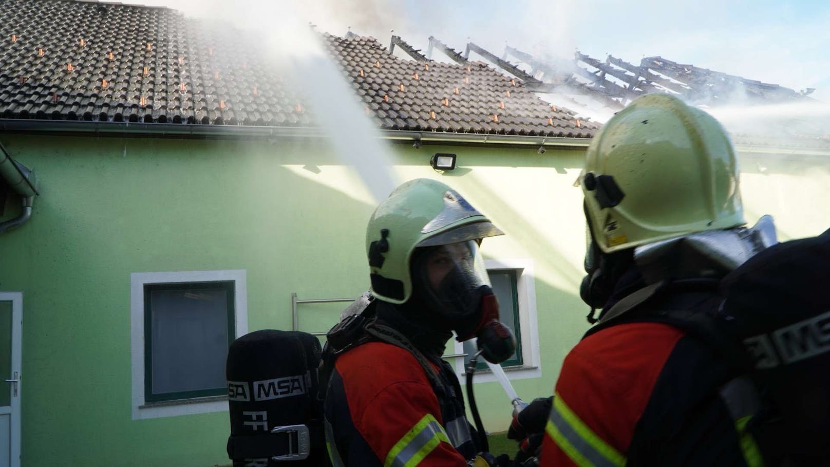 Der Brand einer Garage in Langmannersdorf forderte mehrere Feuerwehren aus dem Bezirk.