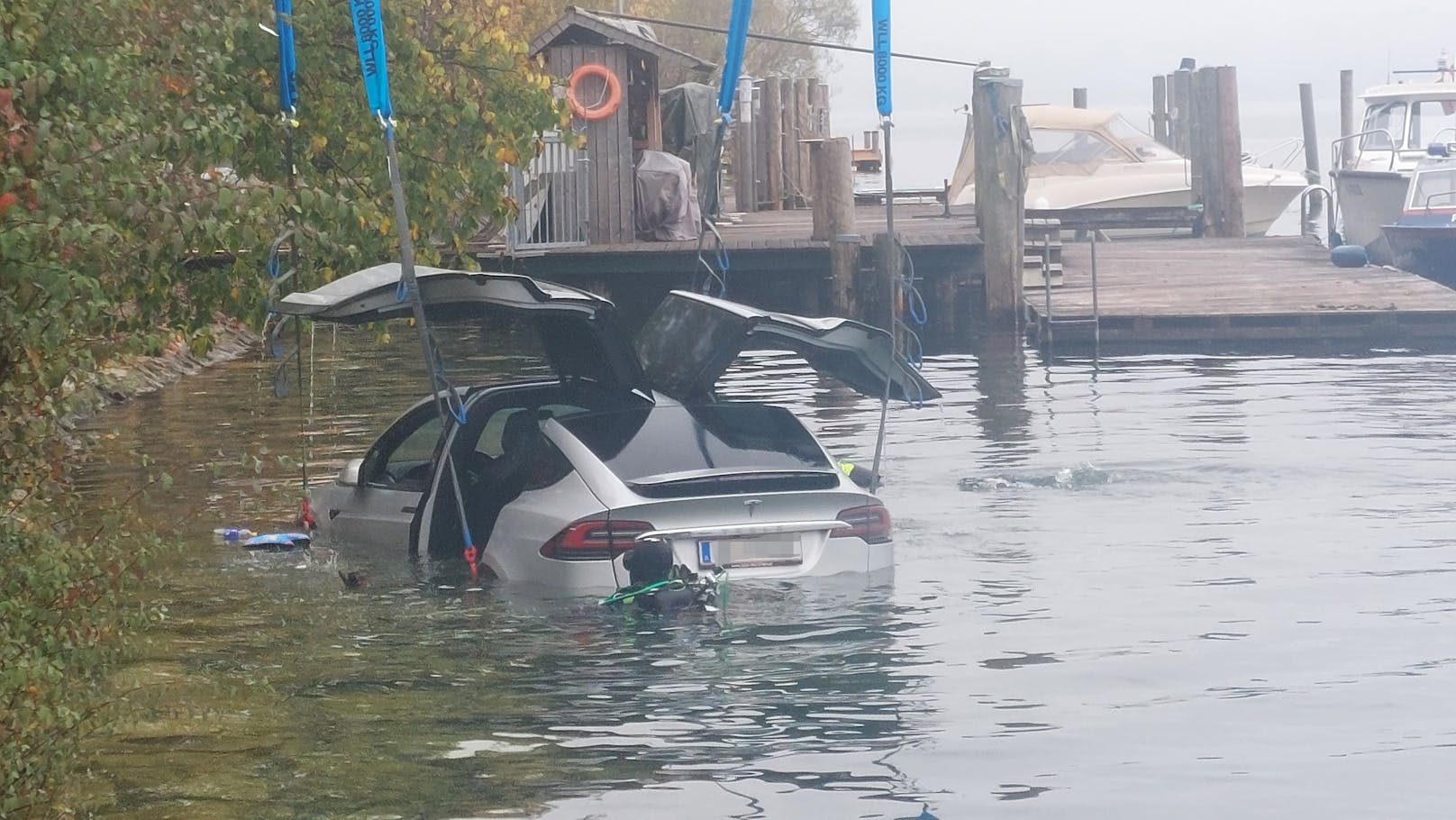 ...und sein Stromer versank im metertiefen Wasser. Der Lenker konnte sich noch selbst aus dem Fahrzeug retten.