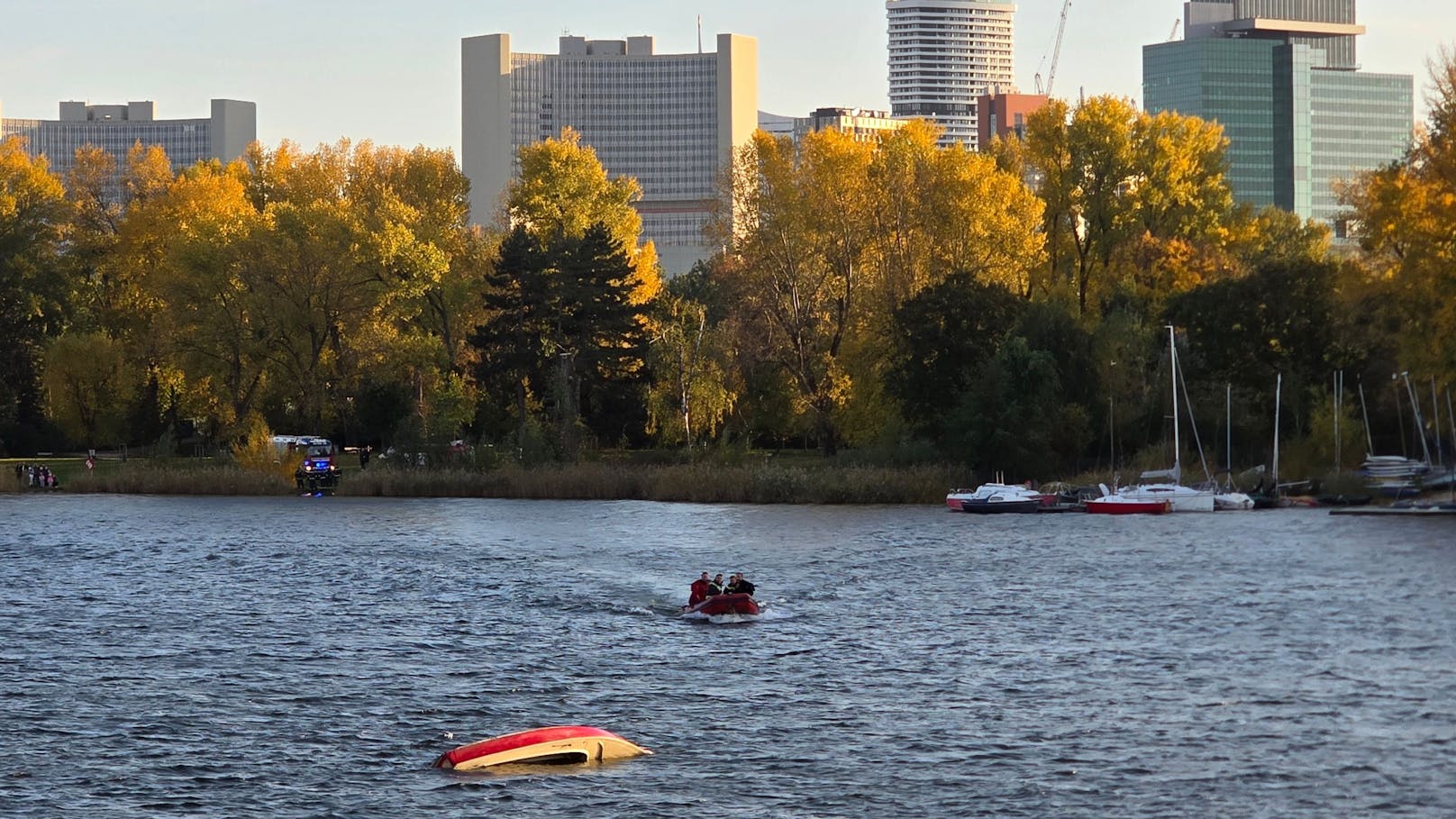 Bootsausflug endete im Wasser – Familie gekentert.