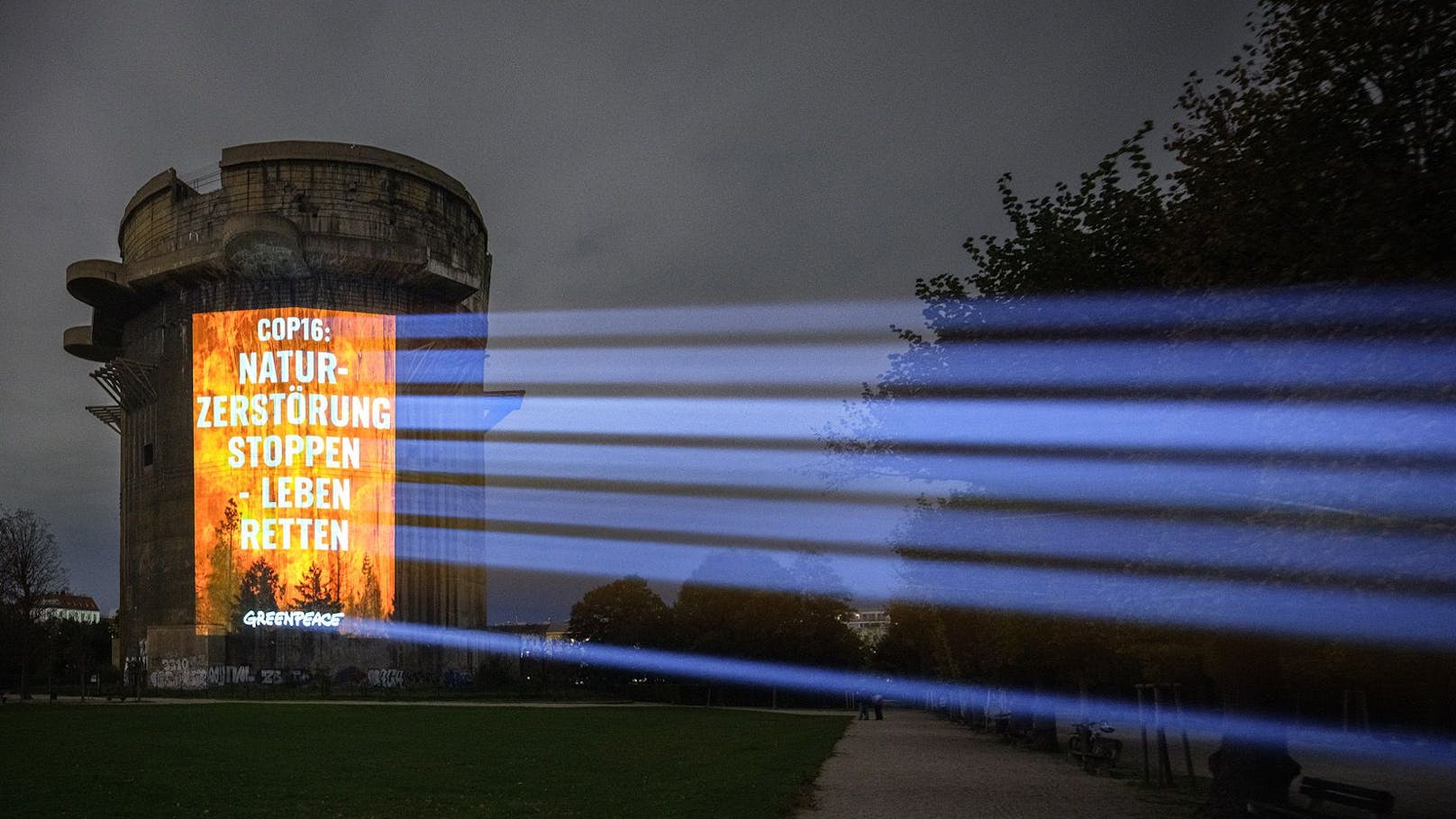 „Naturzerstörung stoppen – Leben retten”. Diese Botschaft projizierte Greenpeace zum Start der Weltnaturkonferenz auf den Flakturm im Wiener Augarten.