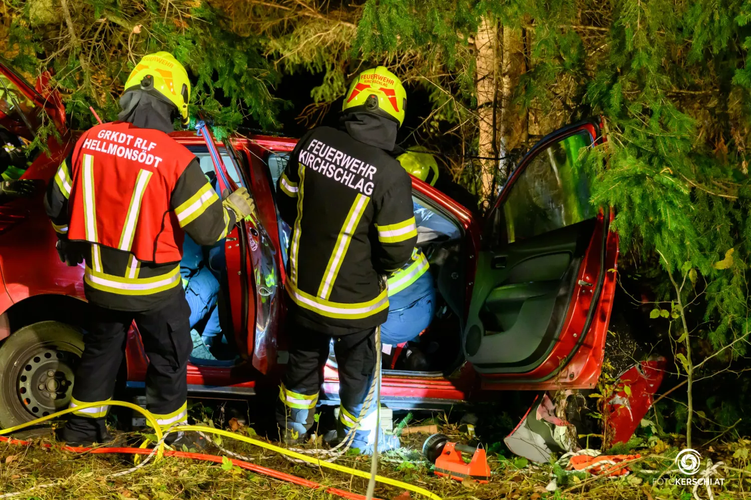 Der schwer verletzte Lenker (58) wurde von der Feuerwehr geborgen. Er starb später im UKH Linz.