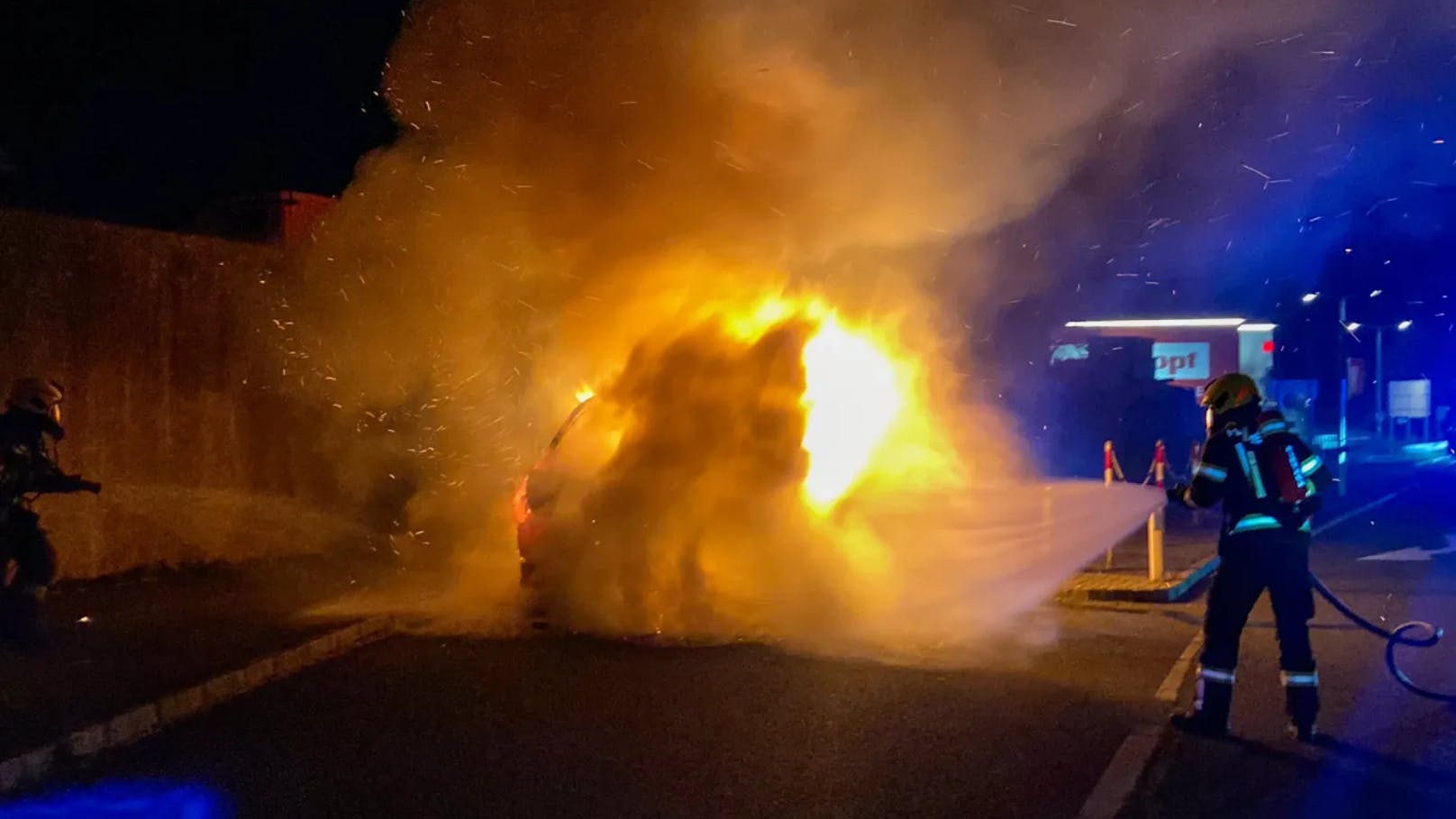 Der Fahrer brachte sich in Sicherheit, der Bus wurde aber ein Raub der Flammen.