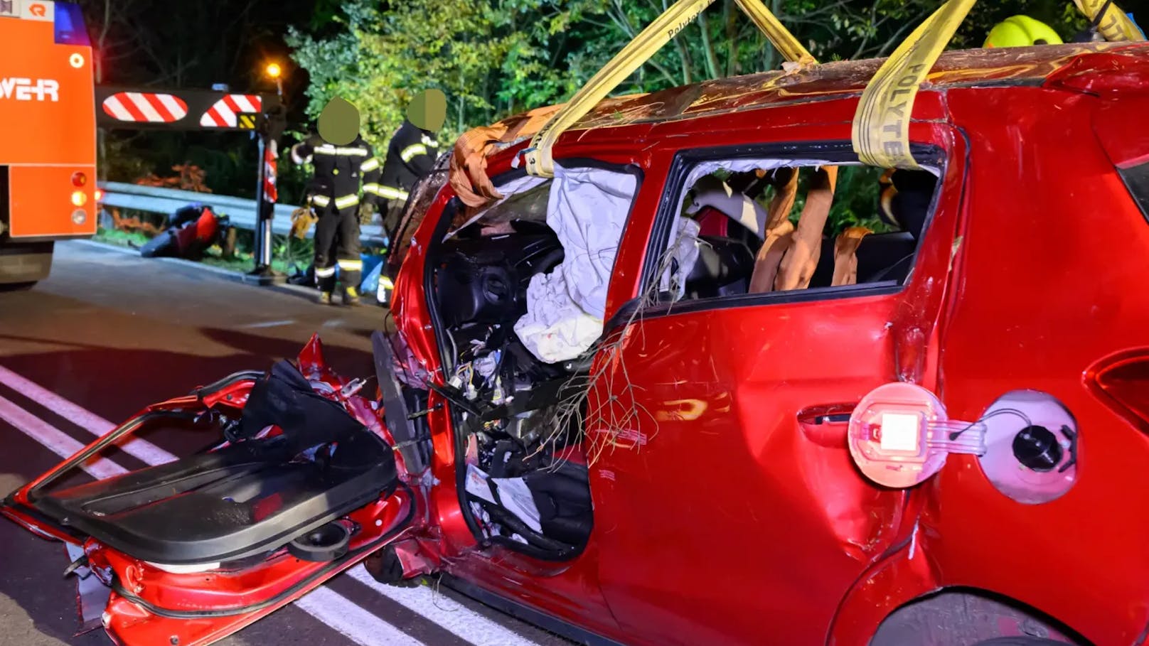 Das Auto des Verunfallten wurde komplett zerstört.