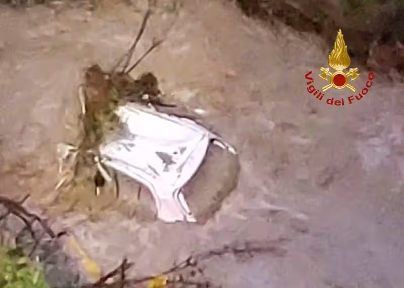 Während es dem Bruder gelang, sich aus dem Fahrzeug zu befreien und in Sicherheit zu bringen, schaffte Simone es nicht. Sein lebloser Körper wurde am Sonntagmorgen gefunden.