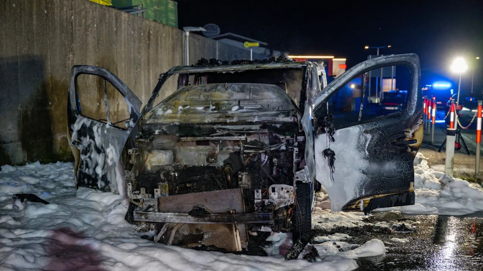 Der Fahrer brachte sich in Sicherheit, der Bus wurde aber ein Raub der Flammen.