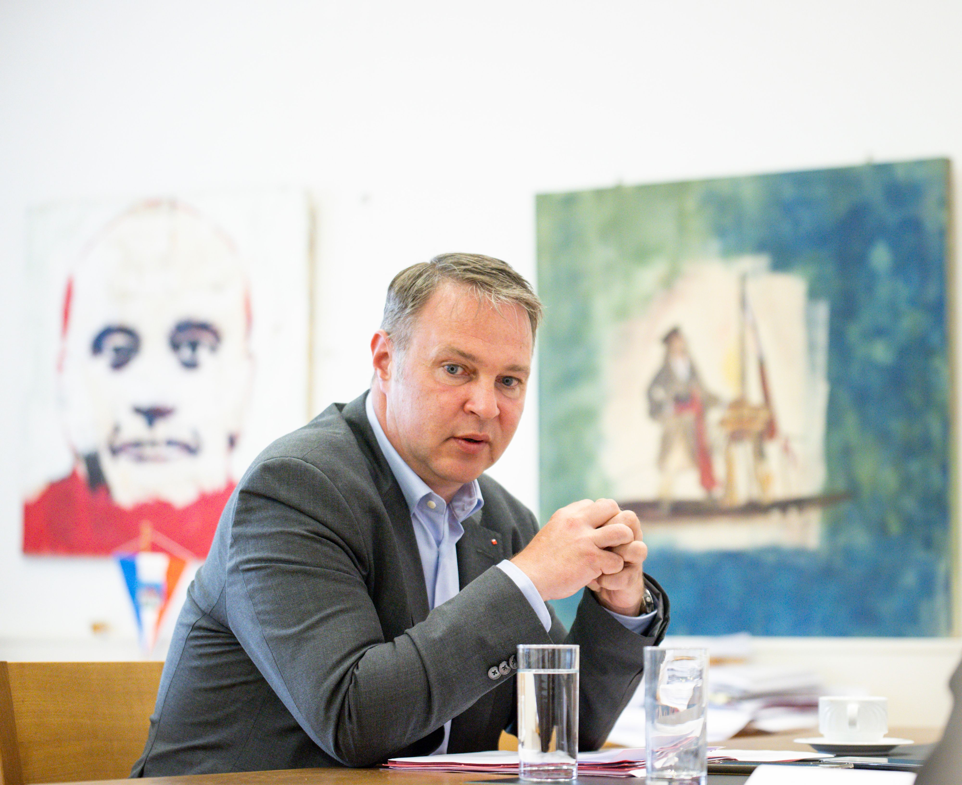 Andreas Babler (SPÖ) in seinem Bürgermeister-Büro in Traiskirchen in Niederösterreich.