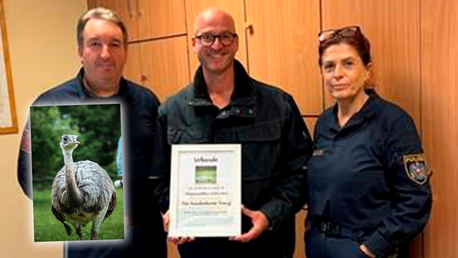 Andreas Nussbaumer überreichte den Polizisten die Ehrenpatenschaft für Franzi.