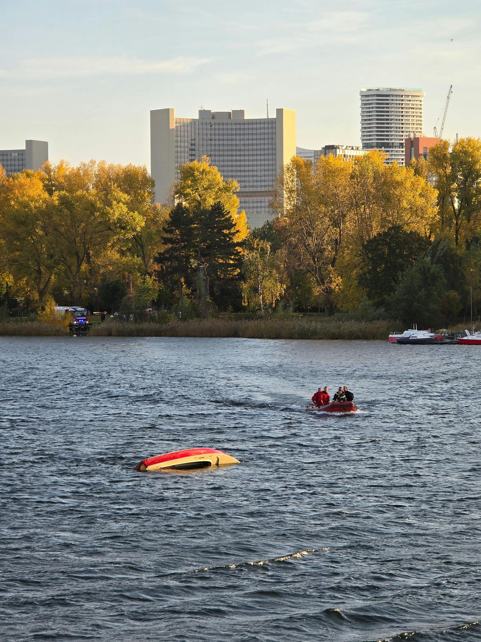 Bootsausflug endete im Wasser – Familie gekentert.