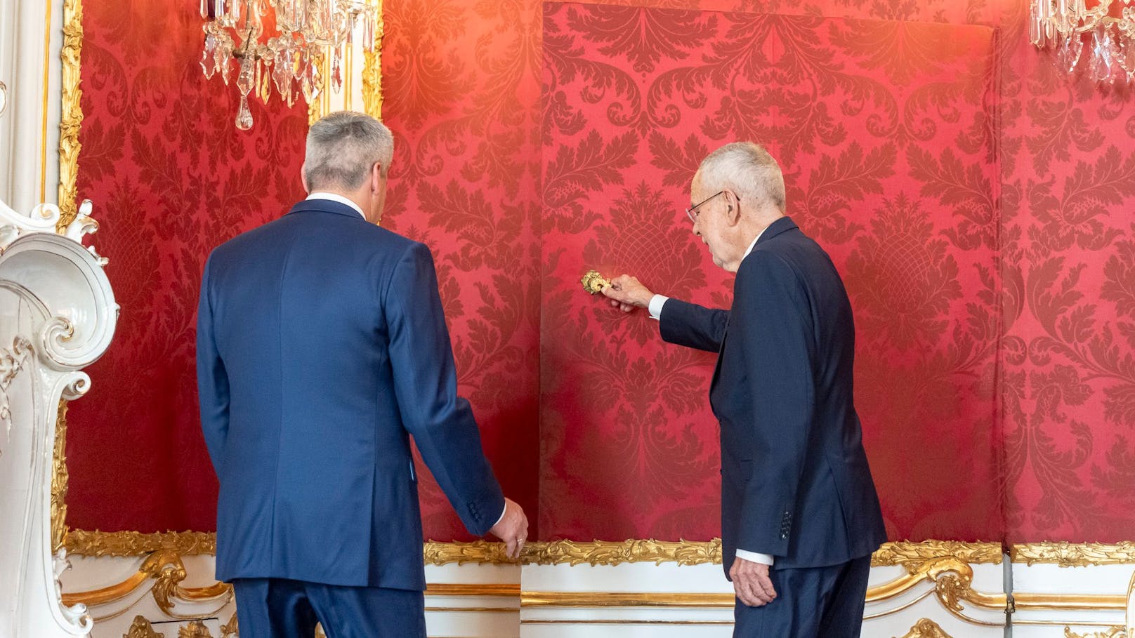 Bundeskanzler und ÖVP-Chef Karl Nehammer bei Alexander Van der Bellen.