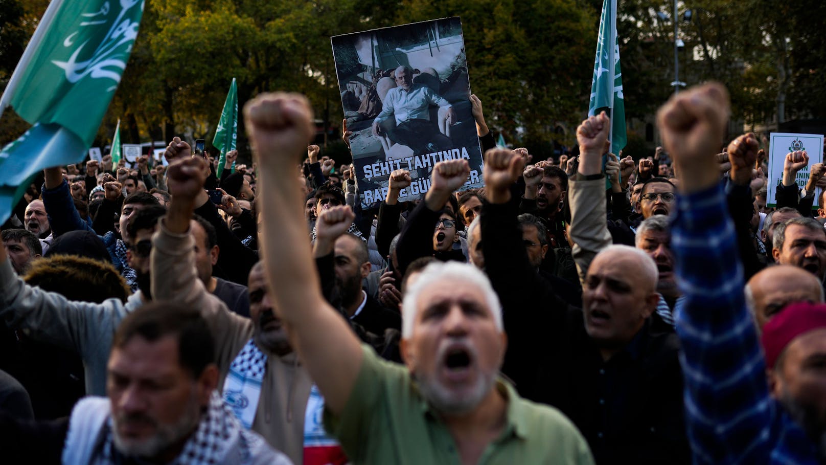 Nach dem Tod von Hamas-Chef Sinwar demostrierten am Samstag Menschen in Instanbul mit den Worten "Der Märtyrer lächelt Gott auf seinem Thron zu“.