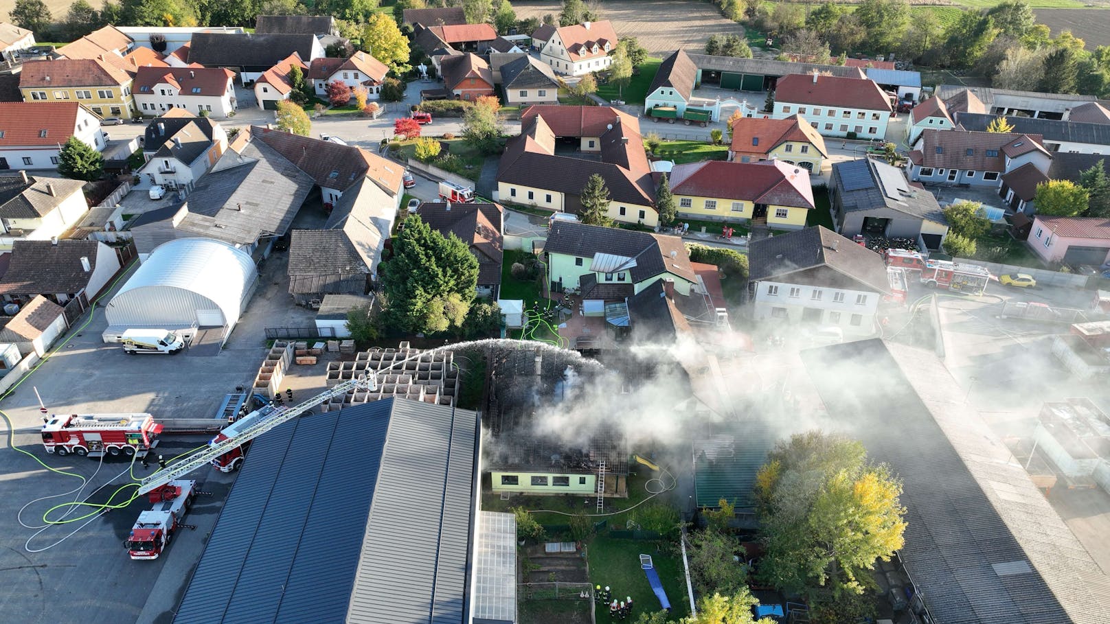 Der Brand einer Garage in Langmannersdorf forderte mehrere Feuerwehren aus dem Bezirk.