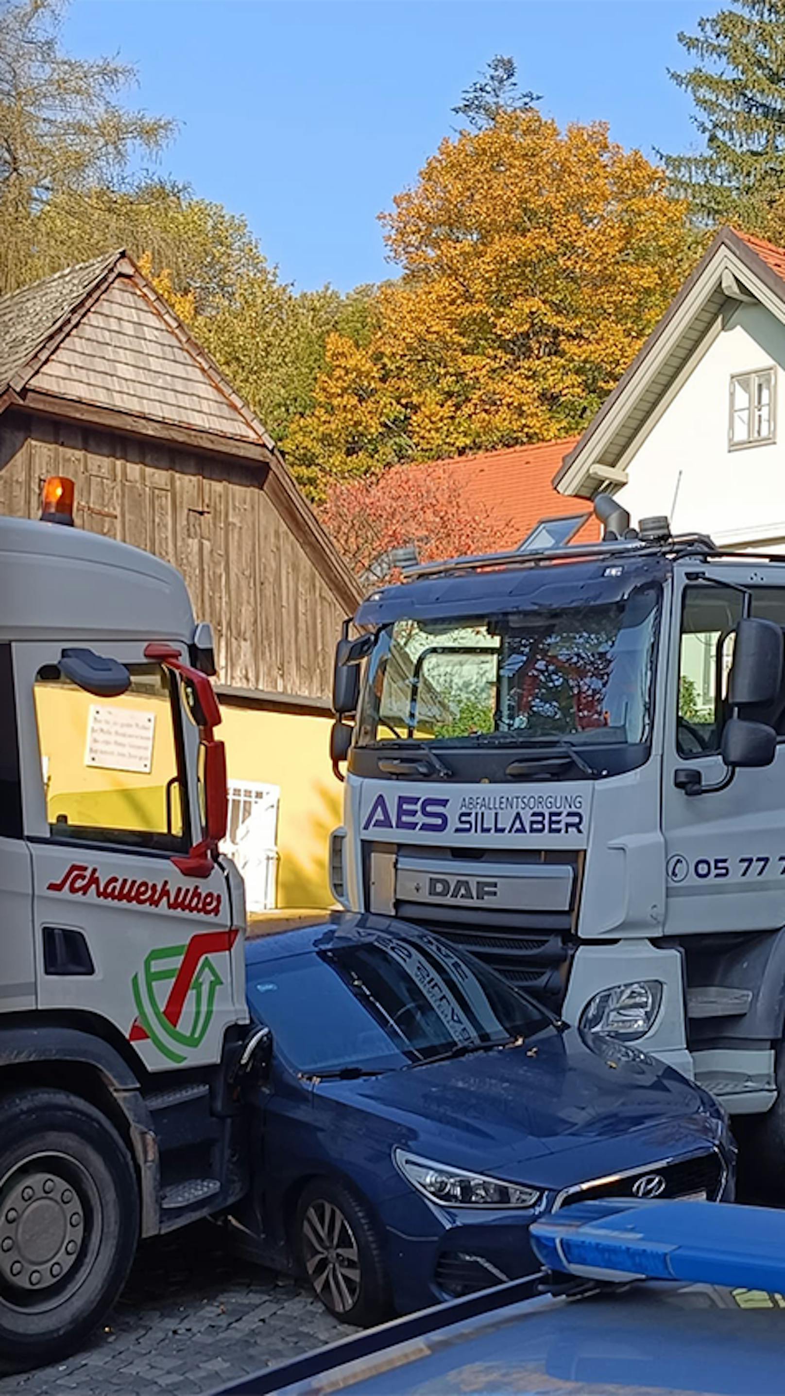 Lkw rutscht ab! Folgenreicher Unfall in Nobel-Viertel