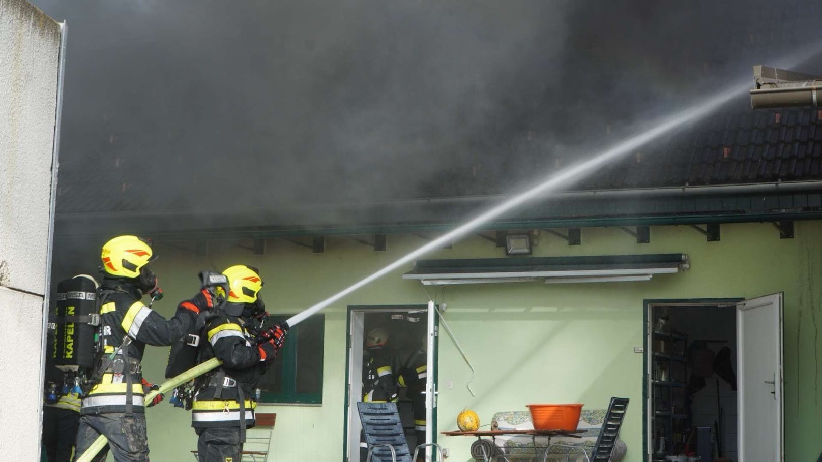 Der Brand einer Garage in Langmannersdorf forderte mehrere Feuerwehren aus dem Bezirk.