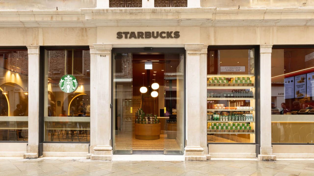 Der erste Starbucks in Venedig befindet sich nicht weit von der Rialtobrücke in der Calle Marzarieta Due Aprile.