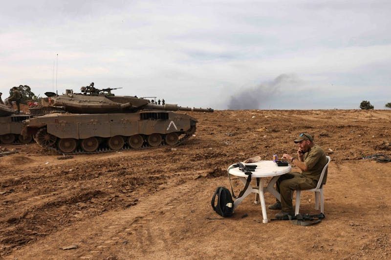 Ein israelischer Soldat sitzt neben einem Panzer in der Nähe des Gazastreifens im Süden Israels.
