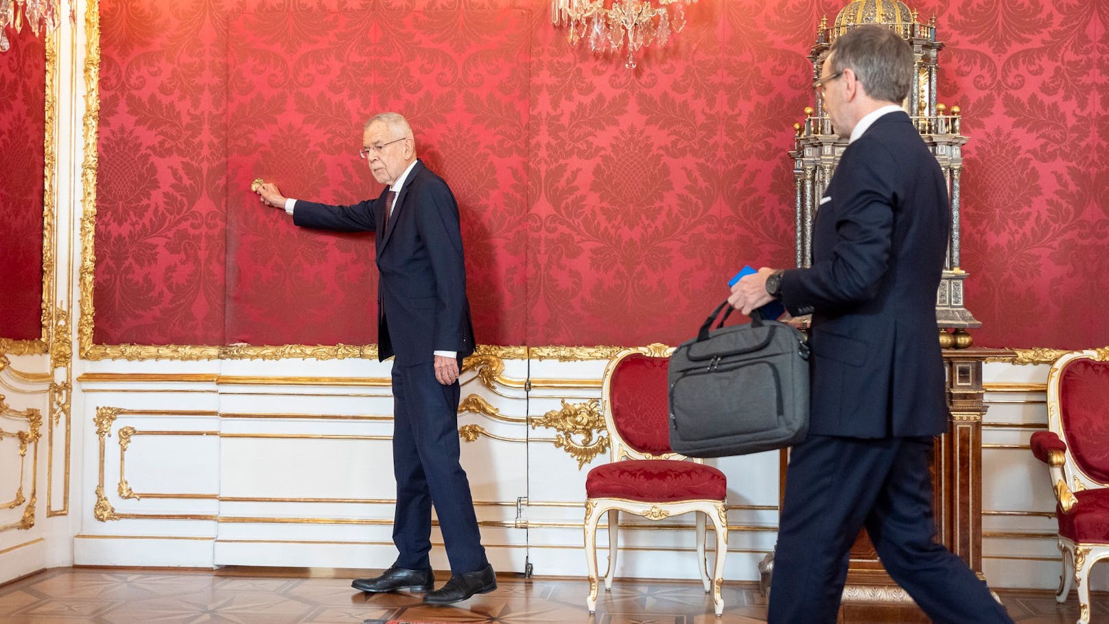 Herbert Kickl beim Rapport und zweiter Gesprächsrunde über die künftige Regierungsbildung bei Bundespräsident Alexander Van der Bellen in der Hofburg am 21. Oktober 2024.