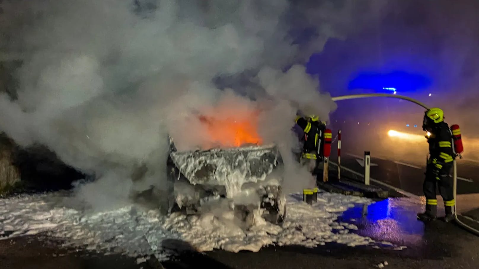 Der Fahrer brachte sich in Sicherheit, der Bus wurde aber ein Raub der Flammen.