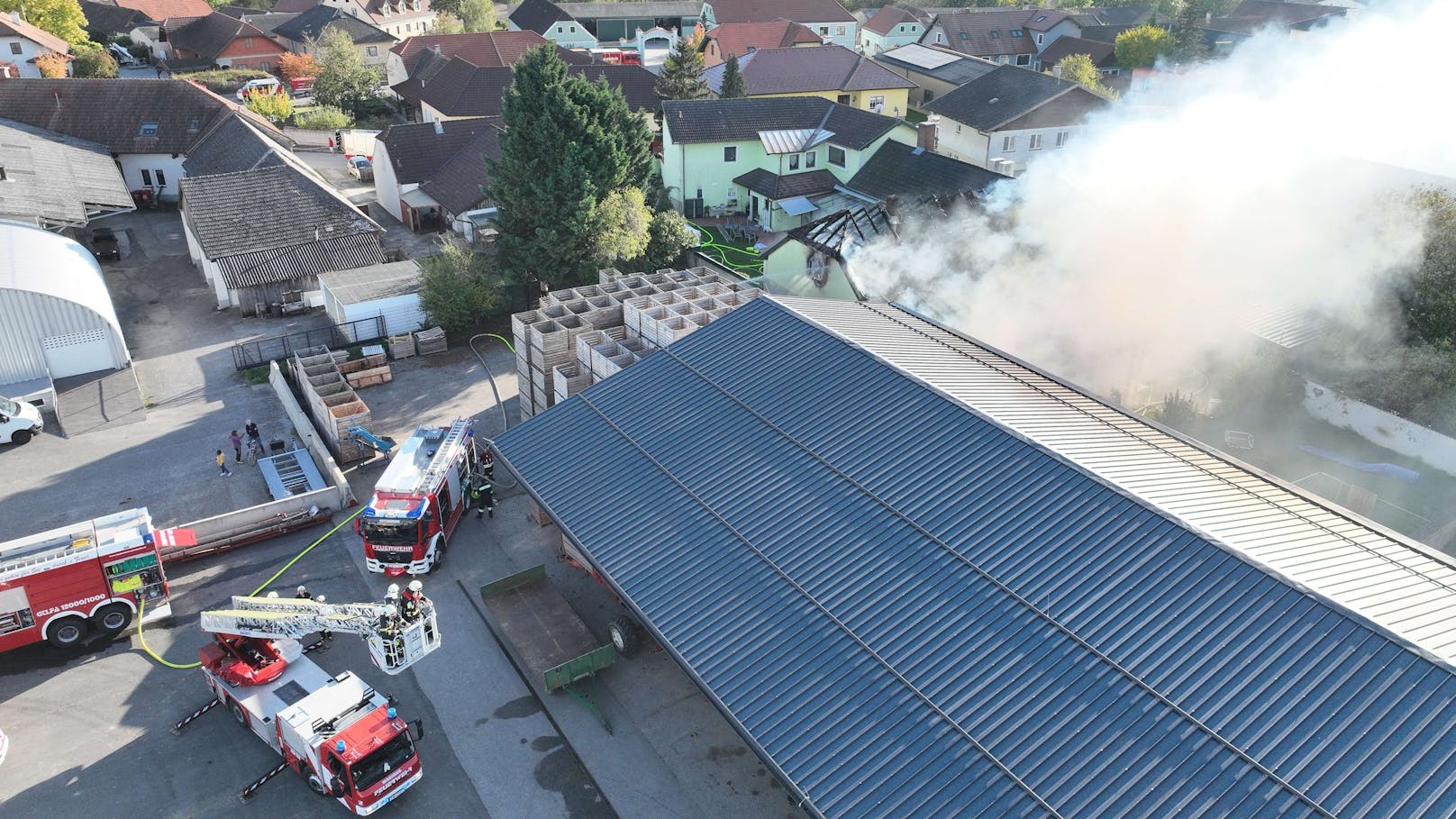 Der Brand einer Garage in Langmannersdorf forderte mehrere Feuerwehren aus dem Bezirk.