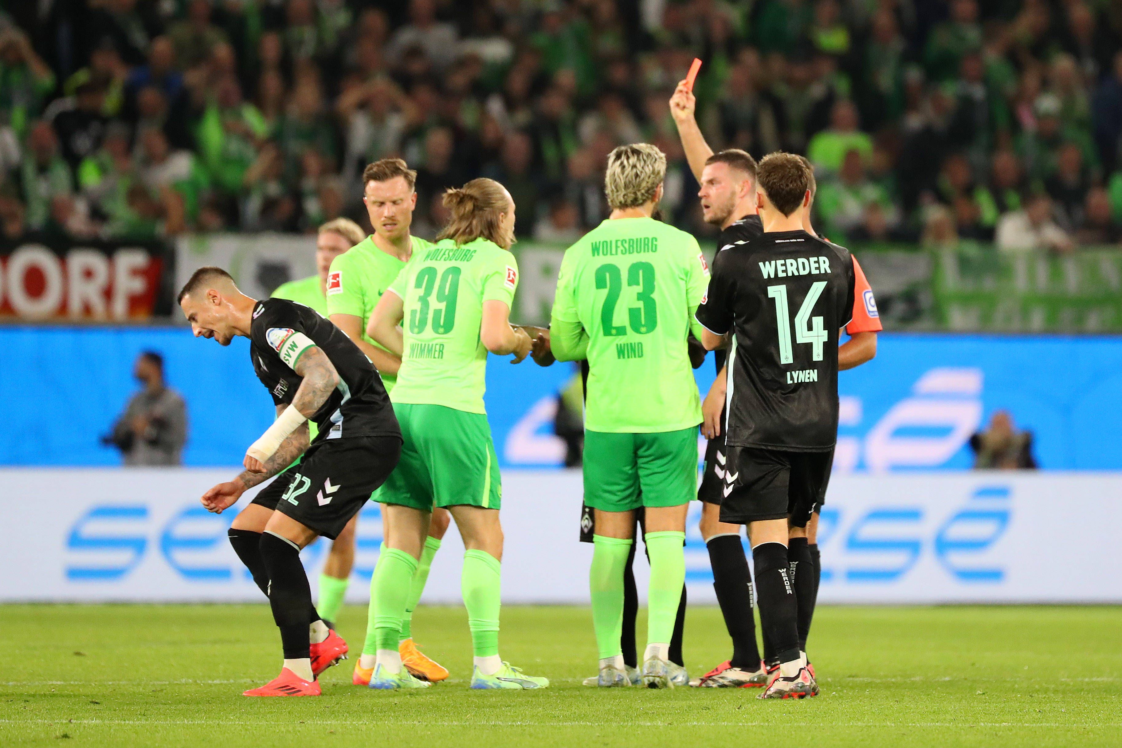 Wimmer sieht Rot nach der Grätsche gegen ÖFB-Kollege Grüll.