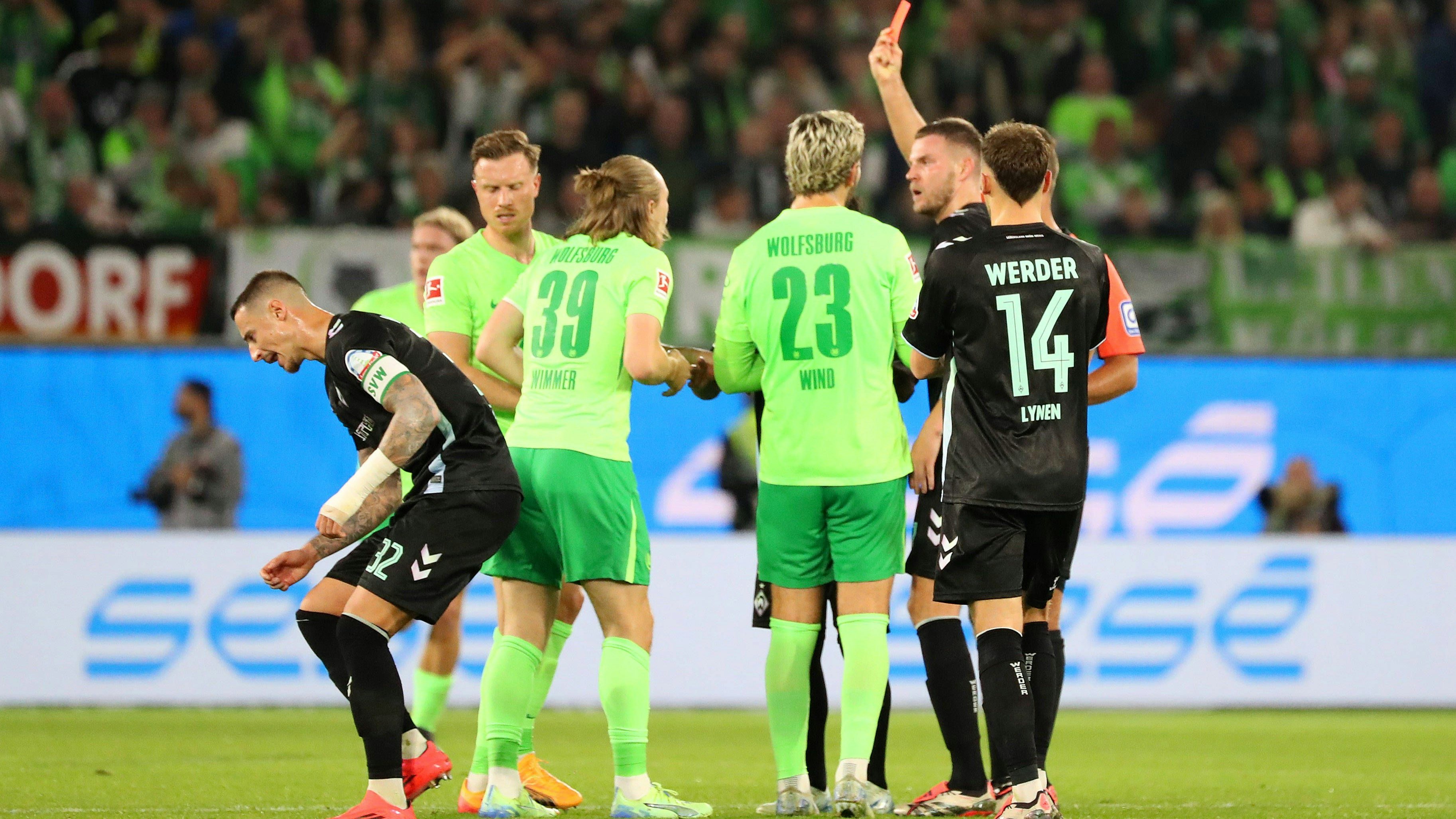VfL vs. Bremen, 1. BL Wolfsburg, 20.10.2024, FUßBALL - VfL Wolfsburg vs. SV Werder Bremen, 1. BL, Saison 2024/25. Schiedsrichter Daniel Schlager zeigt Patrick Wimmer VfL Wolfsburg die Rote Karte. Wolfsburg *** VfL vs Bremen, 1 BL Wolfsburg, 20 10 2024, FOOTBALL VfL Wolfsburg vs SV Werder Bremen, 1 BL, Season 2024 25 Referee Daniel Schlager shows Patrick Wimmer VfL Wolfsburg the red card Wolfsburg