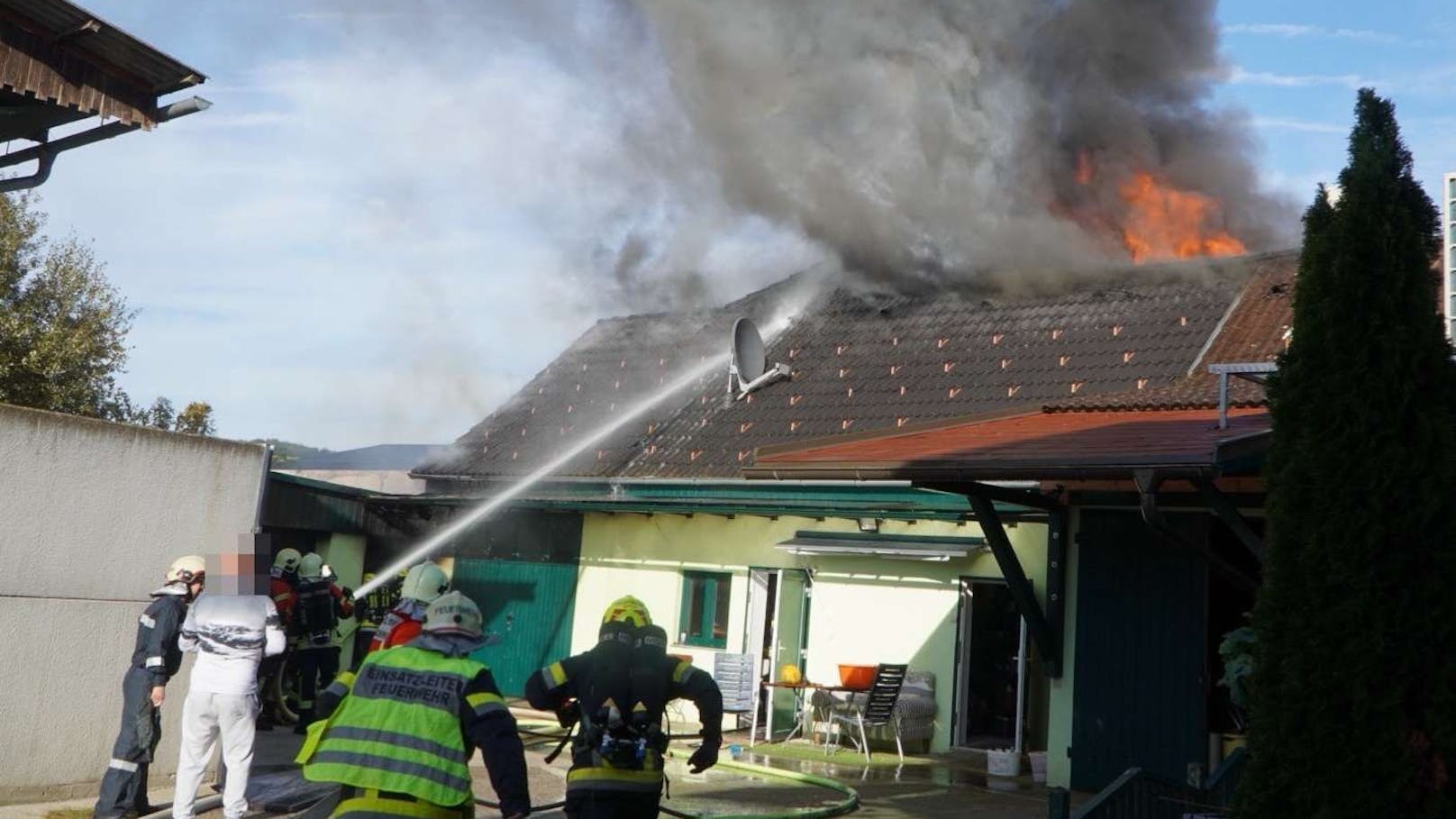 Der Brand einer Garage in Langmannersdorf forderte mehrere Feuerwehren aus dem Bezirk.