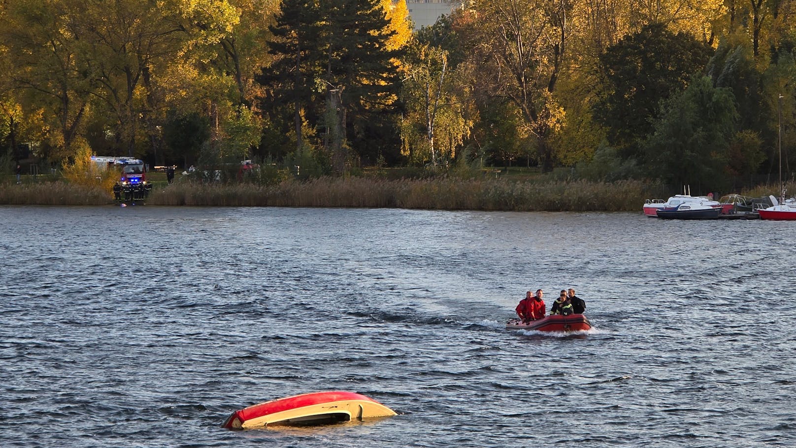 Bootsausflug endete im Wasser – Familie gekentert.