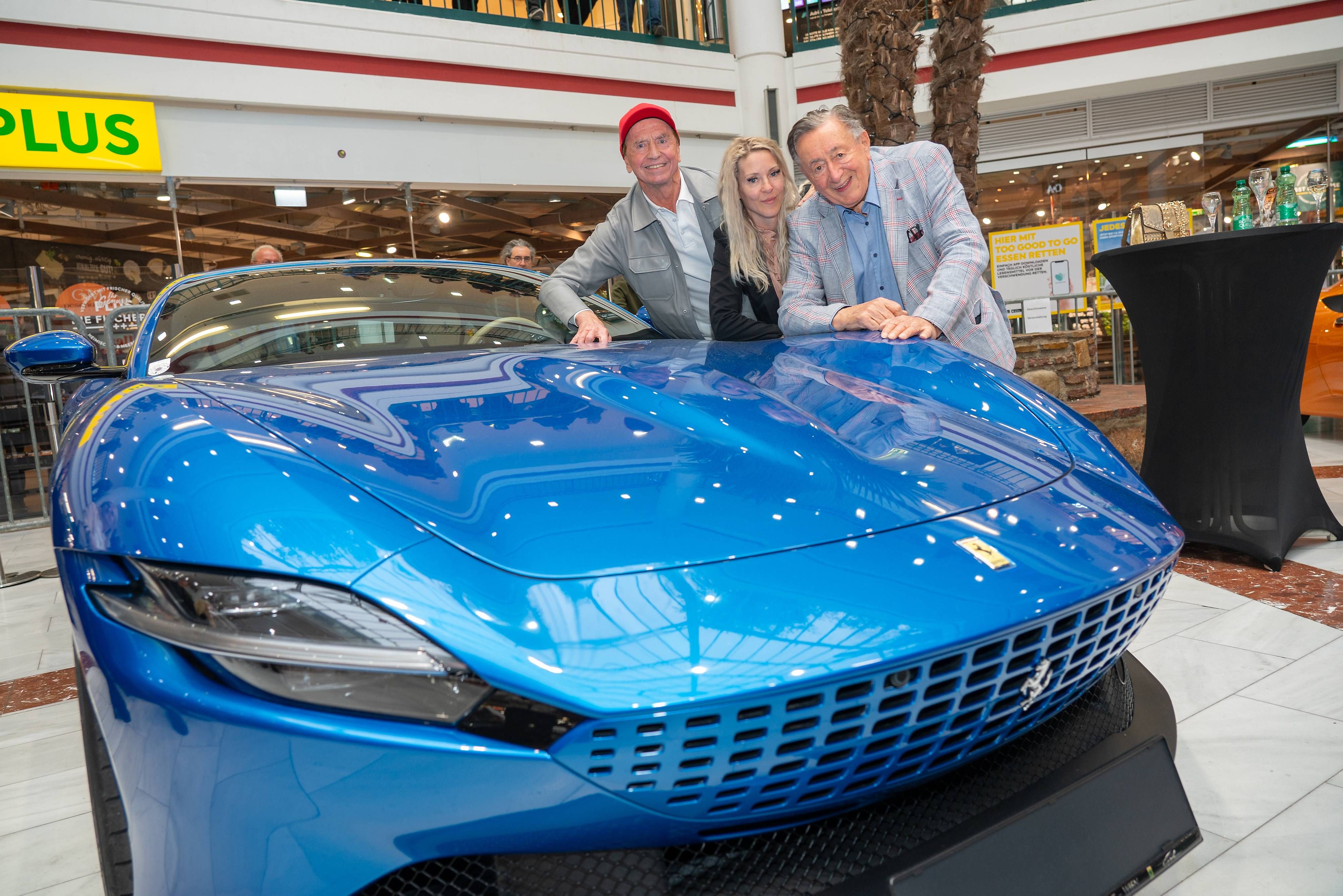 Immer ein Highlight in der Lugner City: Die Sportwagenwoche. Bei der letzten posierte Heribert Kasper stolz mit Simone und Richard Lugner