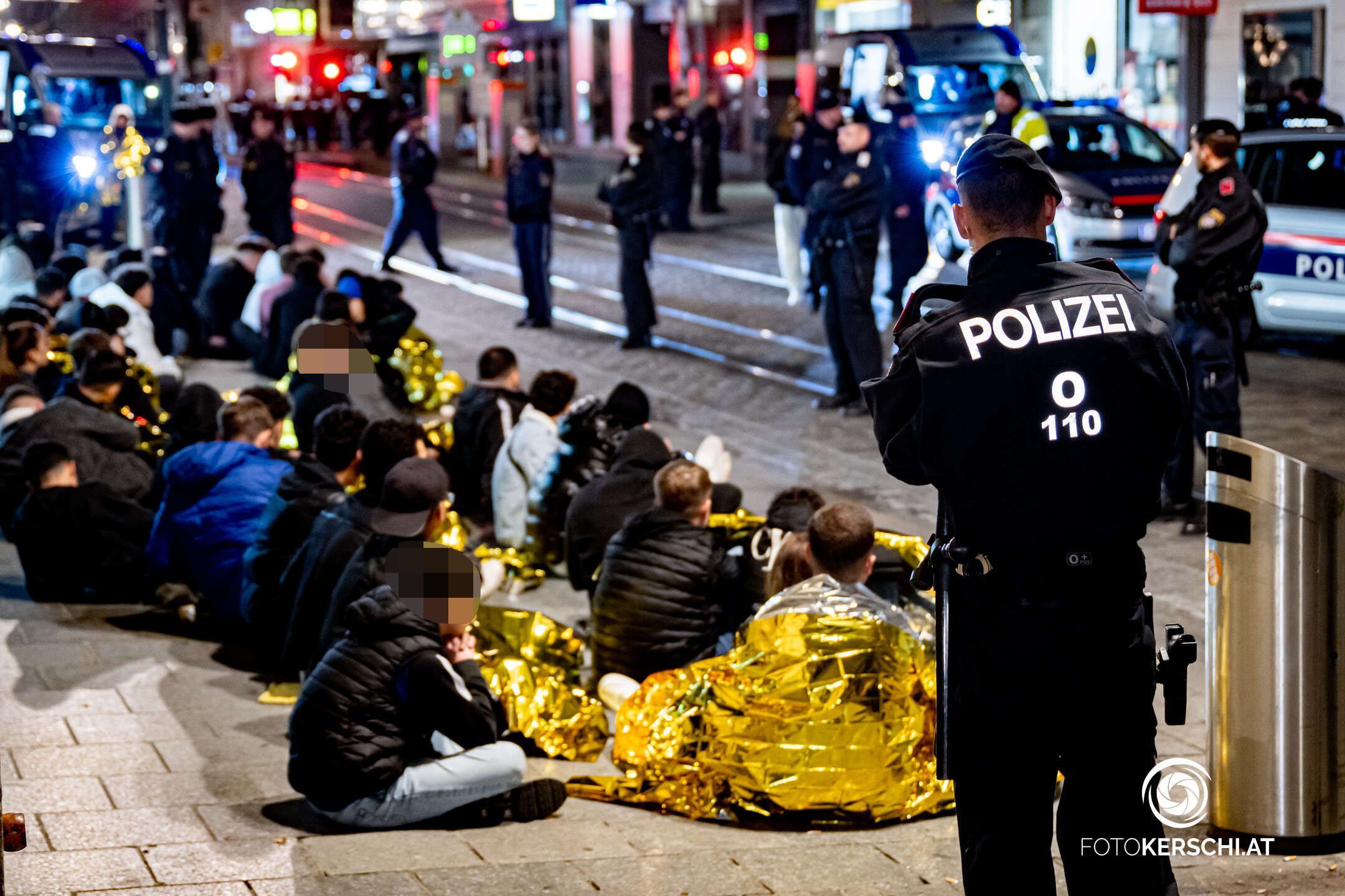 Hunderte Jugendliche bewarfen 2022 in der Linzer Landstraße Sicherheitskräfte mit Pflastersteinen und Böllern.