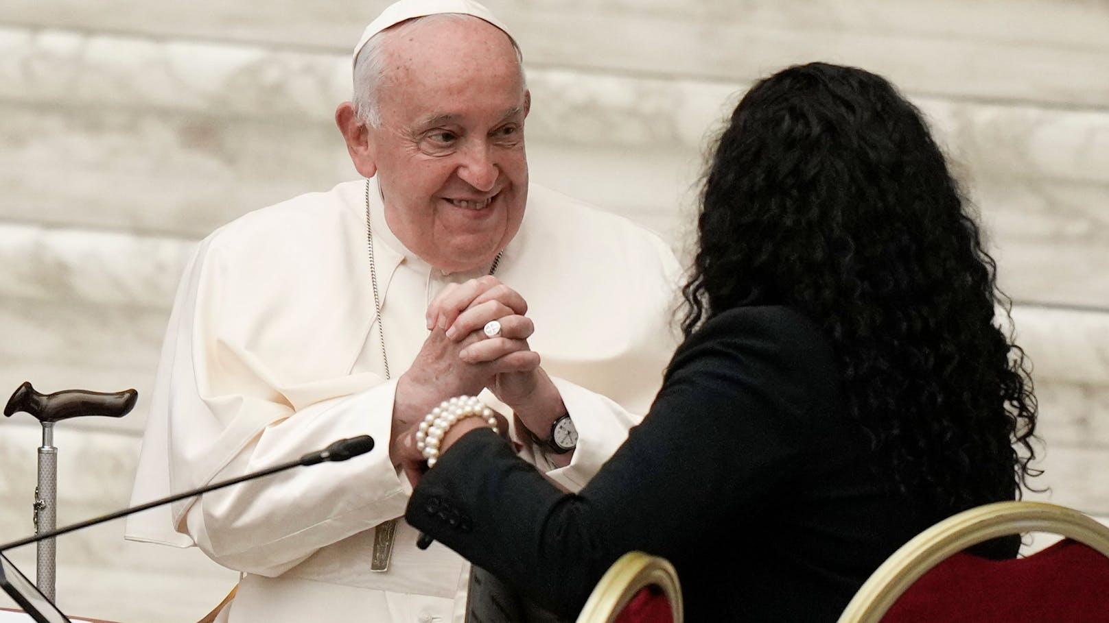 Papst schließt weibliche Priester weiterhin aus