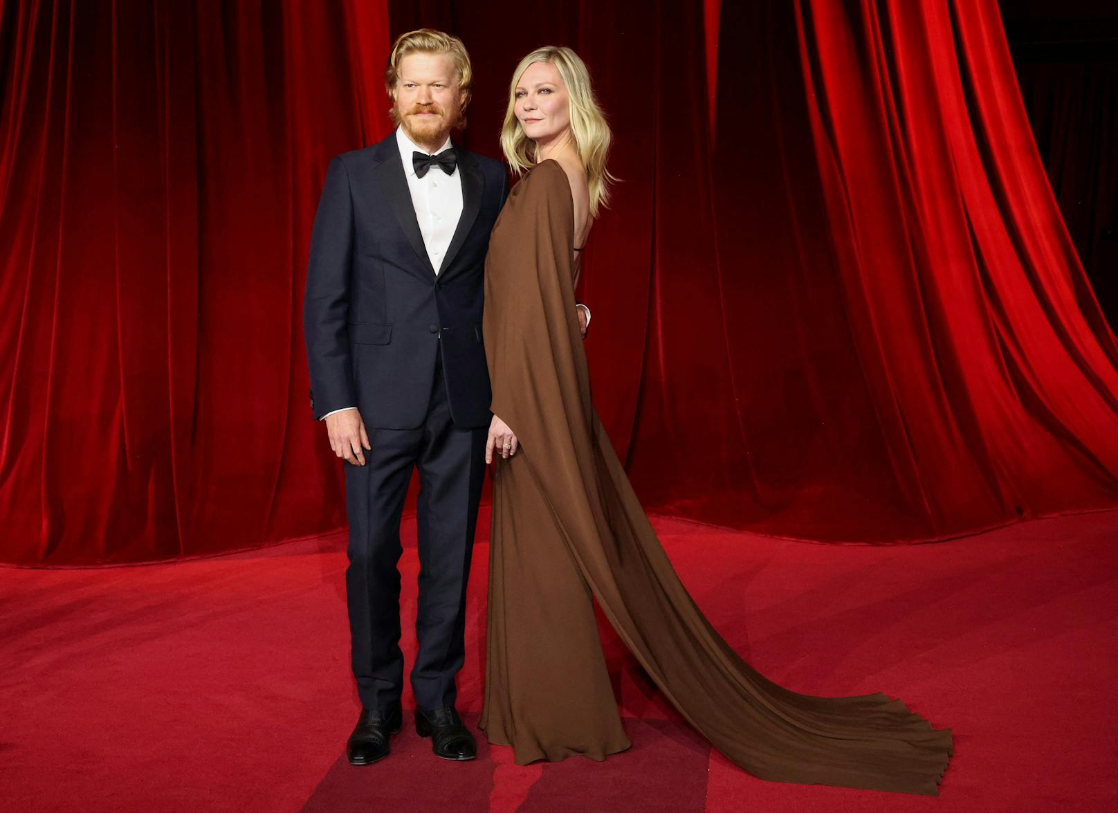 Kirsten Dunst neben Jesse Plemons in Gucci