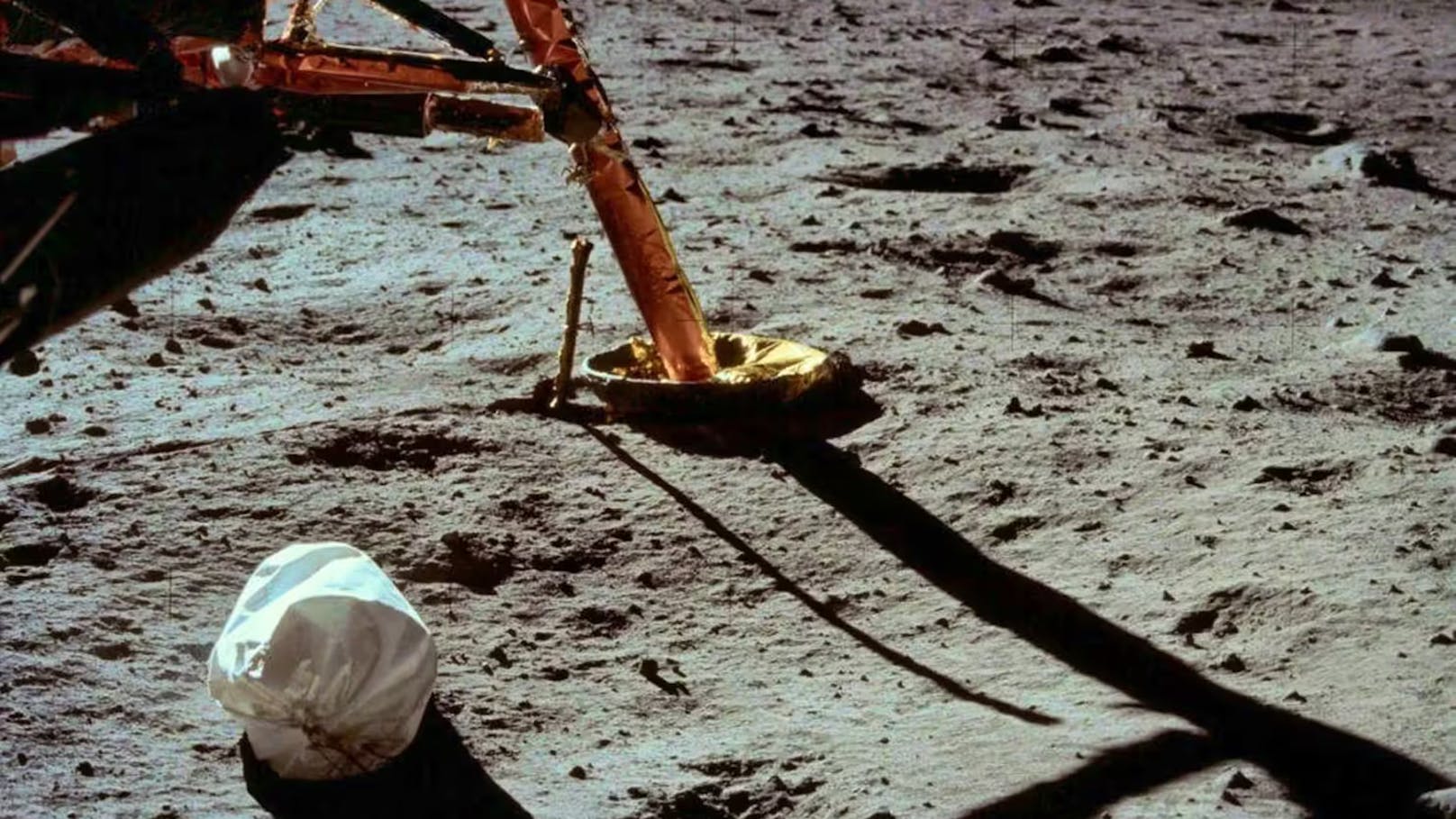 Das erste Foto, das Neil Armstrong auf der Mondoberfläche machte, inklusive eines Beutels mit den Exkrementen&nbsp;von Armstrong, Buzz Aldrin und Michael Collins.