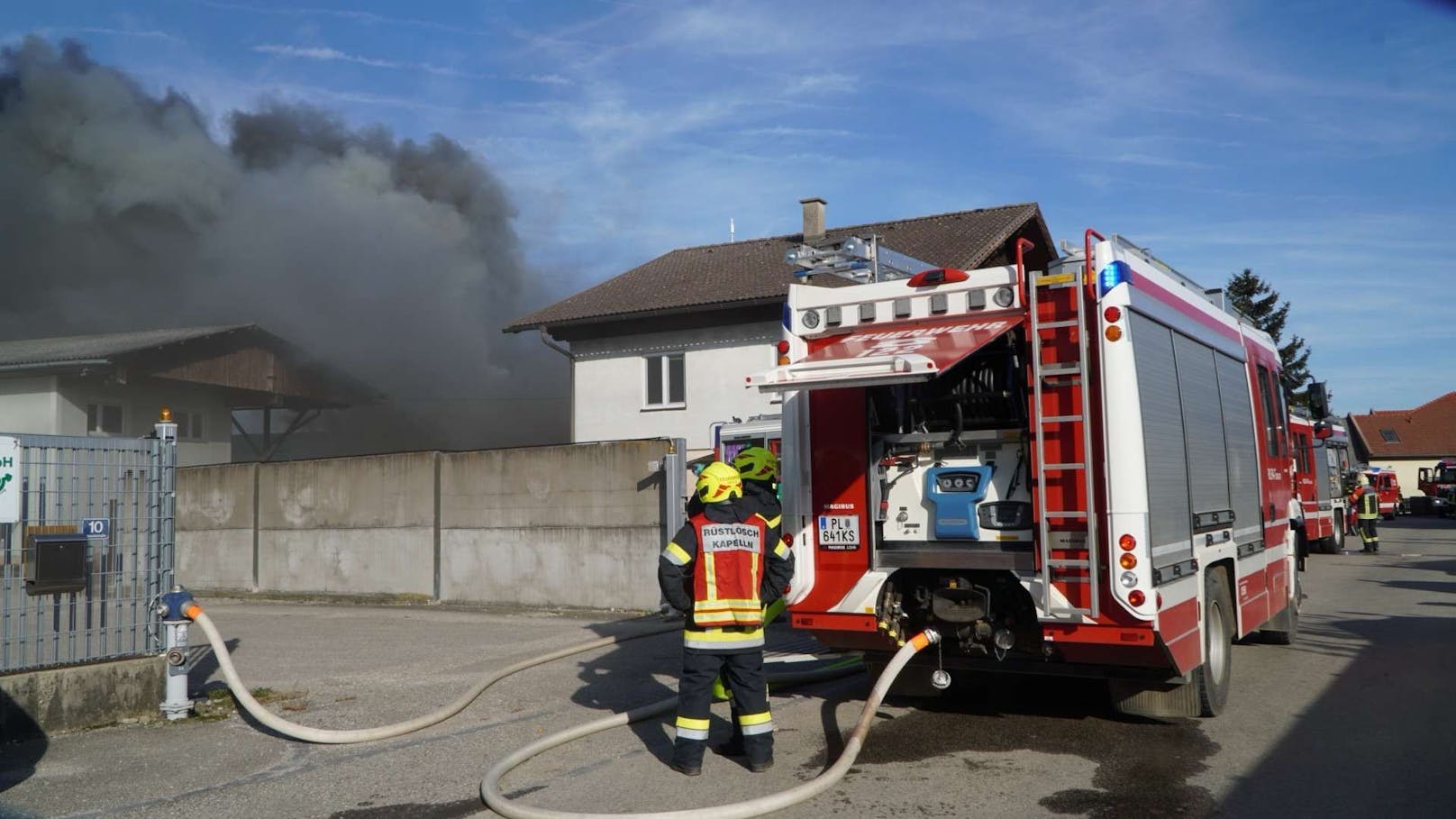 Der Brand einer Garage in Langmannersdorf forderte mehrere Feuerwehren aus dem Bezirk.