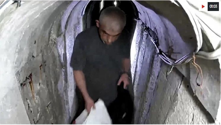 Die israelische Armee hat Videoaufnahmen aus dem Geheimbunker von Hamas-Boss Sinwar veröffentlicht.