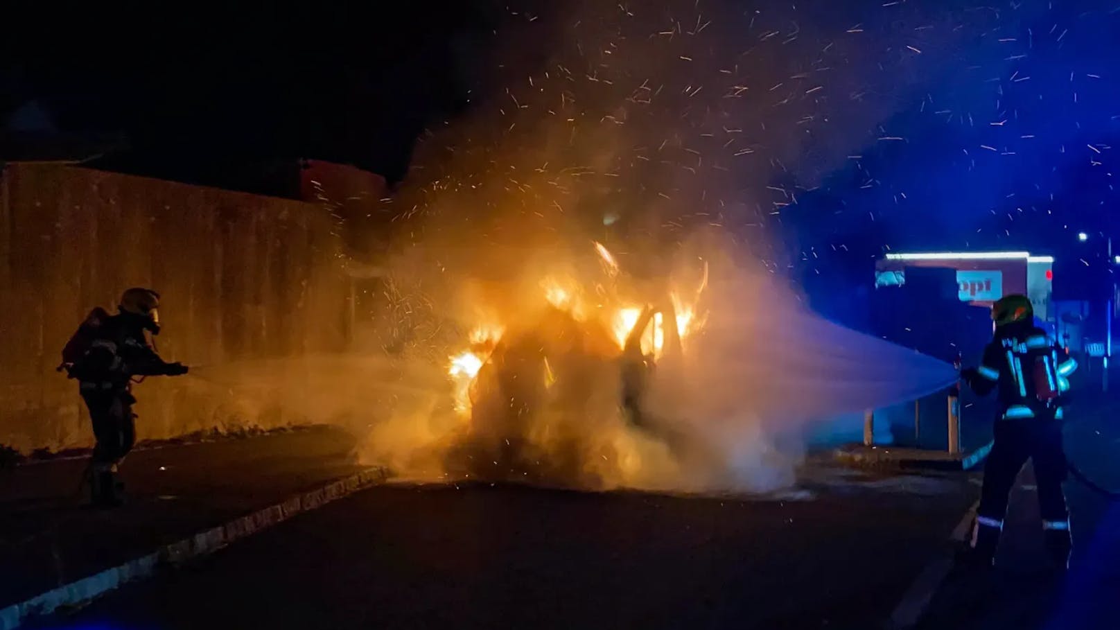 Der Fahrer brachte sich in Sicherheit, der Bus wurde aber ein Raub der Flammen.