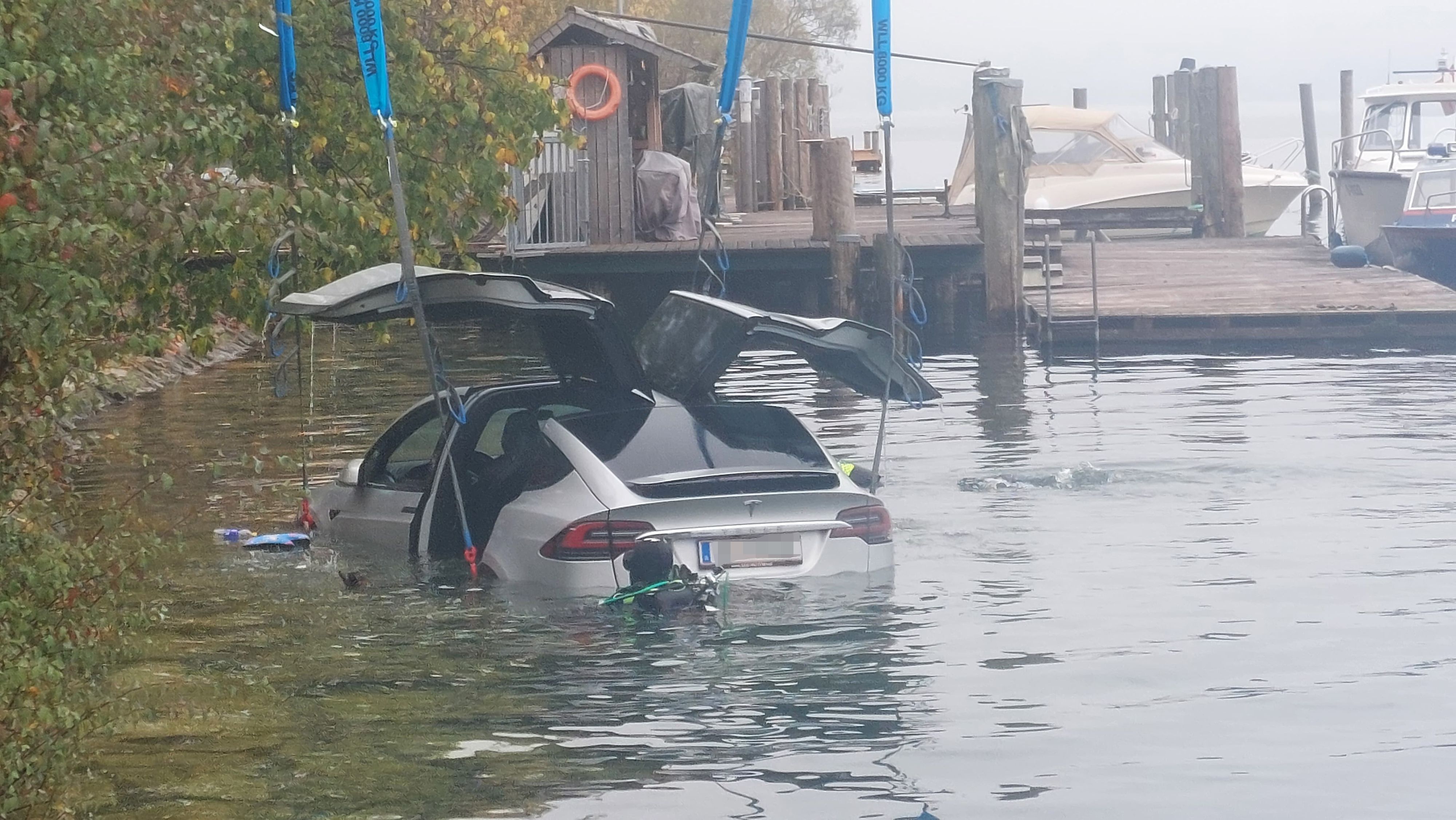 Das Elektro-Auto musste unter anderem von Tauchern aus dem See geborgen werden.