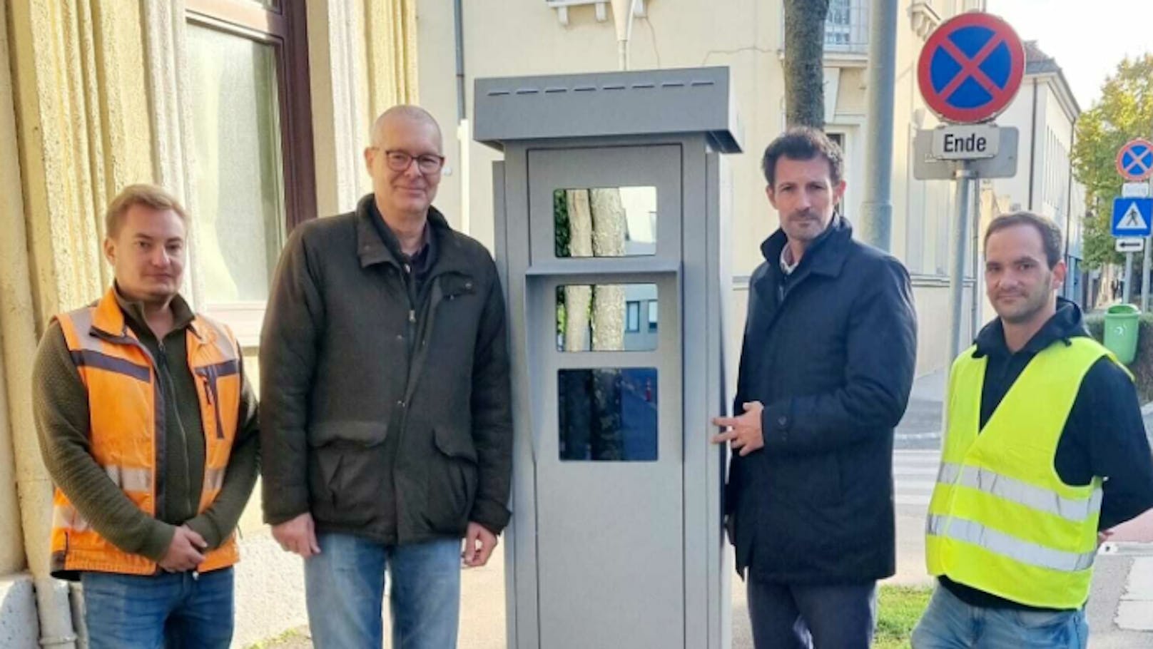 Neue Radarboxen in Gänserndorf installiert; Bürgermeister Rene Lobner (2. v.r.)