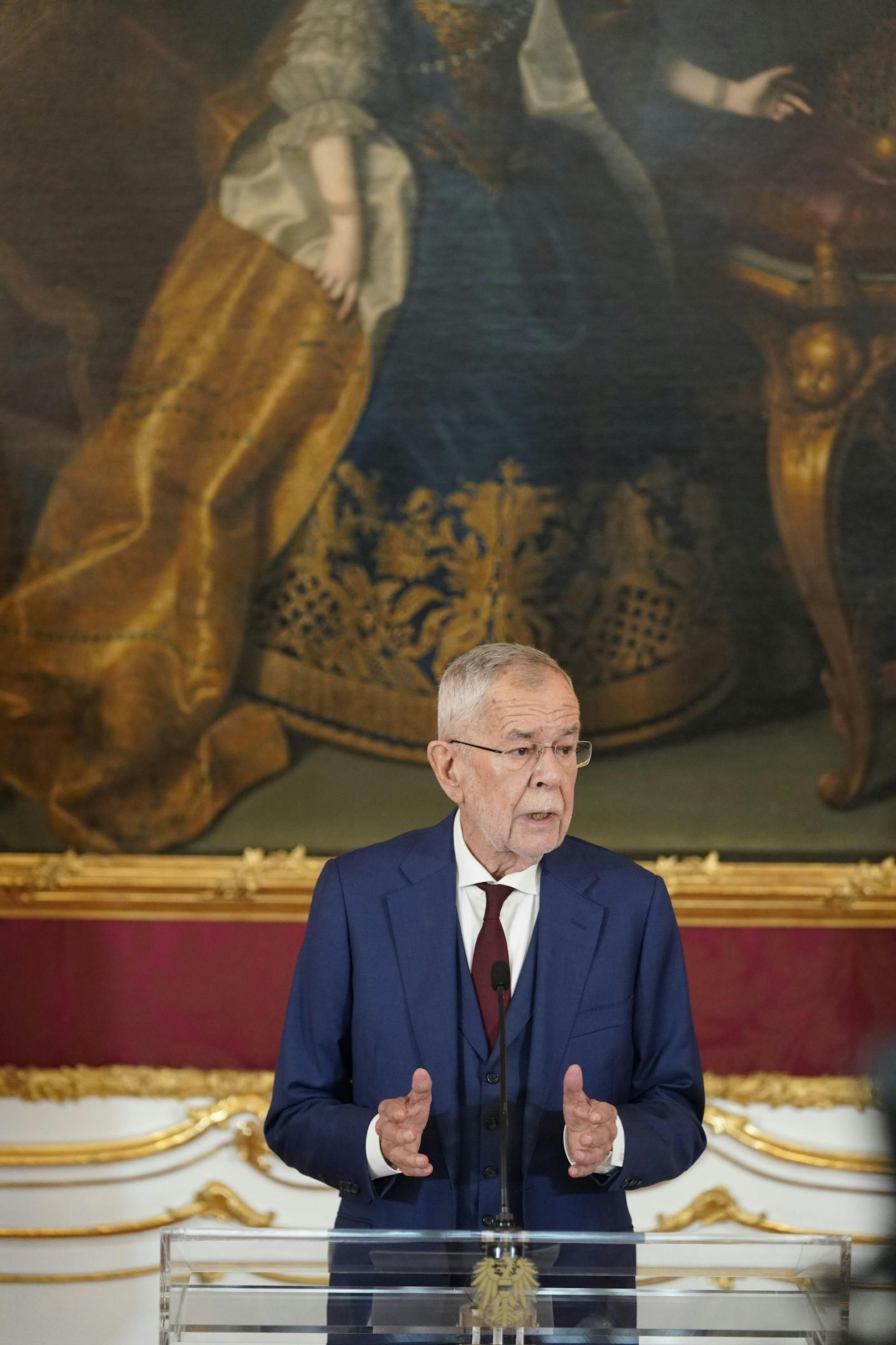 Bundespräsident Alexander Van der Bellen berichtet Österreich, dass der Auftrag zur Regierungsbildung an die ÖVP geht. (22. Oktober 2024)