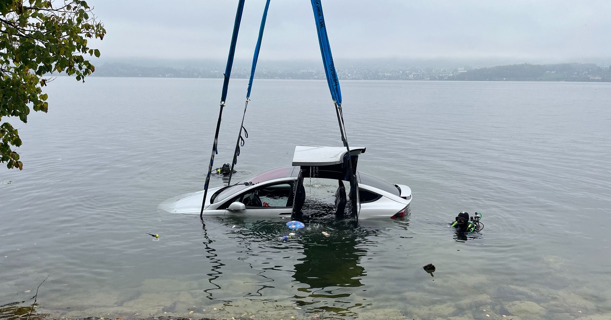 Taucher und ein Kran waren für die Bergung des versenkten Teslas notwendig.
