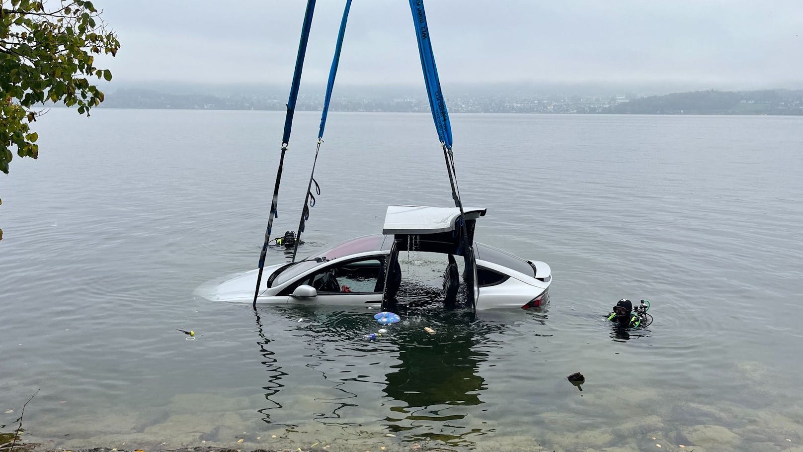 Autopilot vertraut – Tesla versinkt im Traunsee