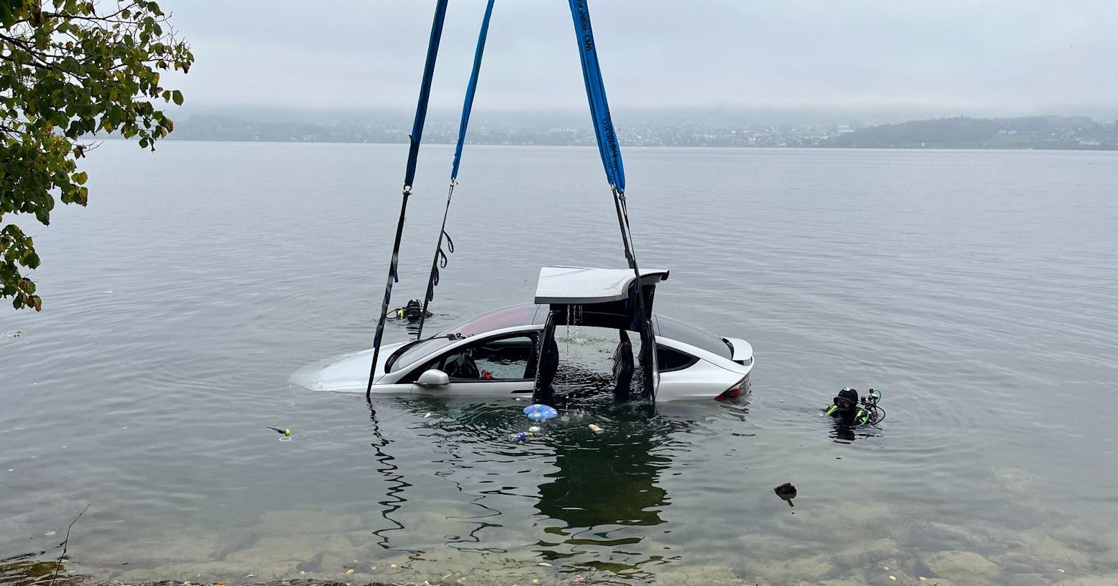 Die Freiwillige Feuerwehr Gmunden musste am 21. Oktober 2024 einen versenkten Tesla aus dem Traunsee bergen.