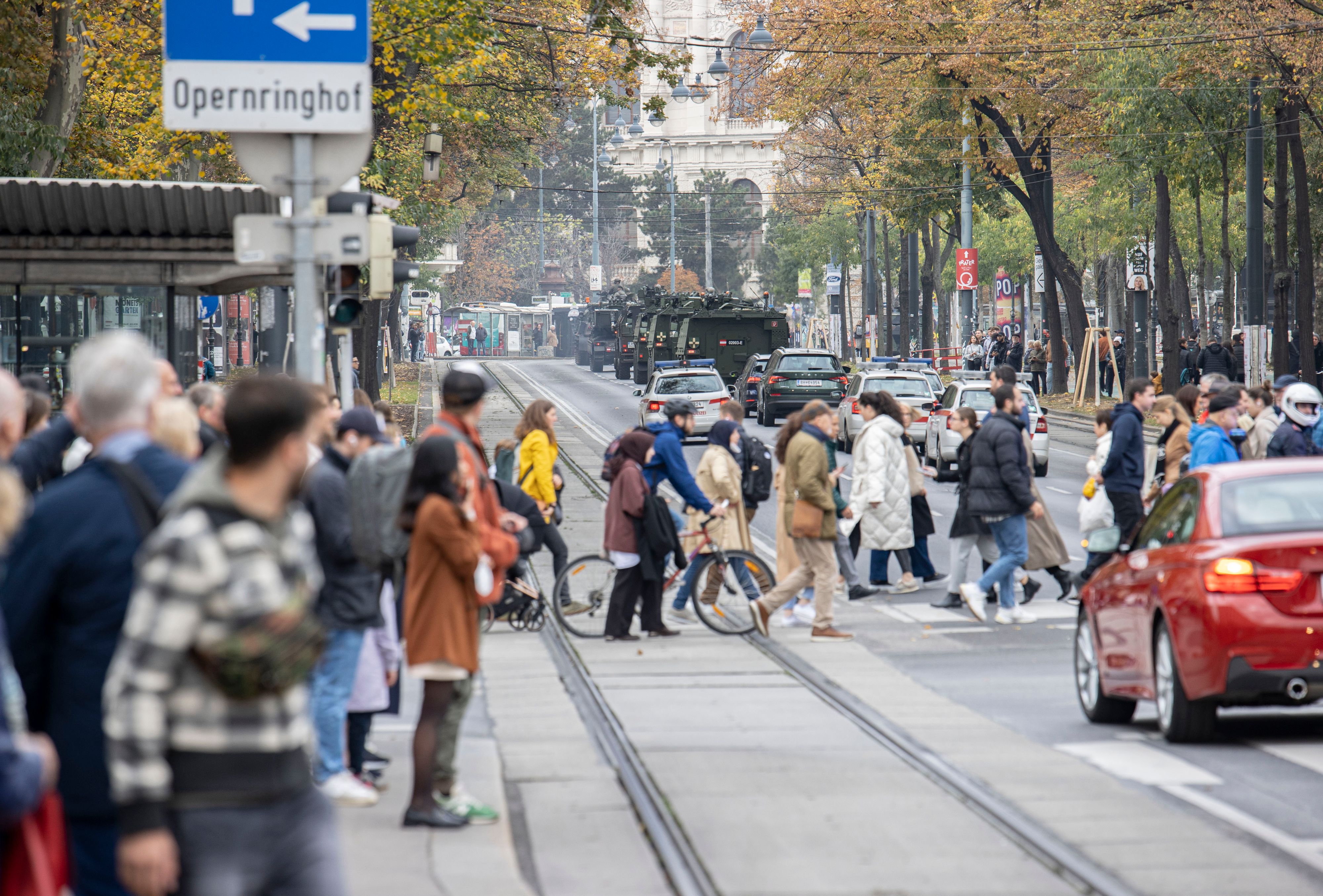 Panzerfahrzeuge auf der Wiener Ringstraße auf Höhe der Staatsoper in Vorbereitung auf die Leistungsschau am Heldenplatz zum Nationalfeiertag. Archivbild 2022.