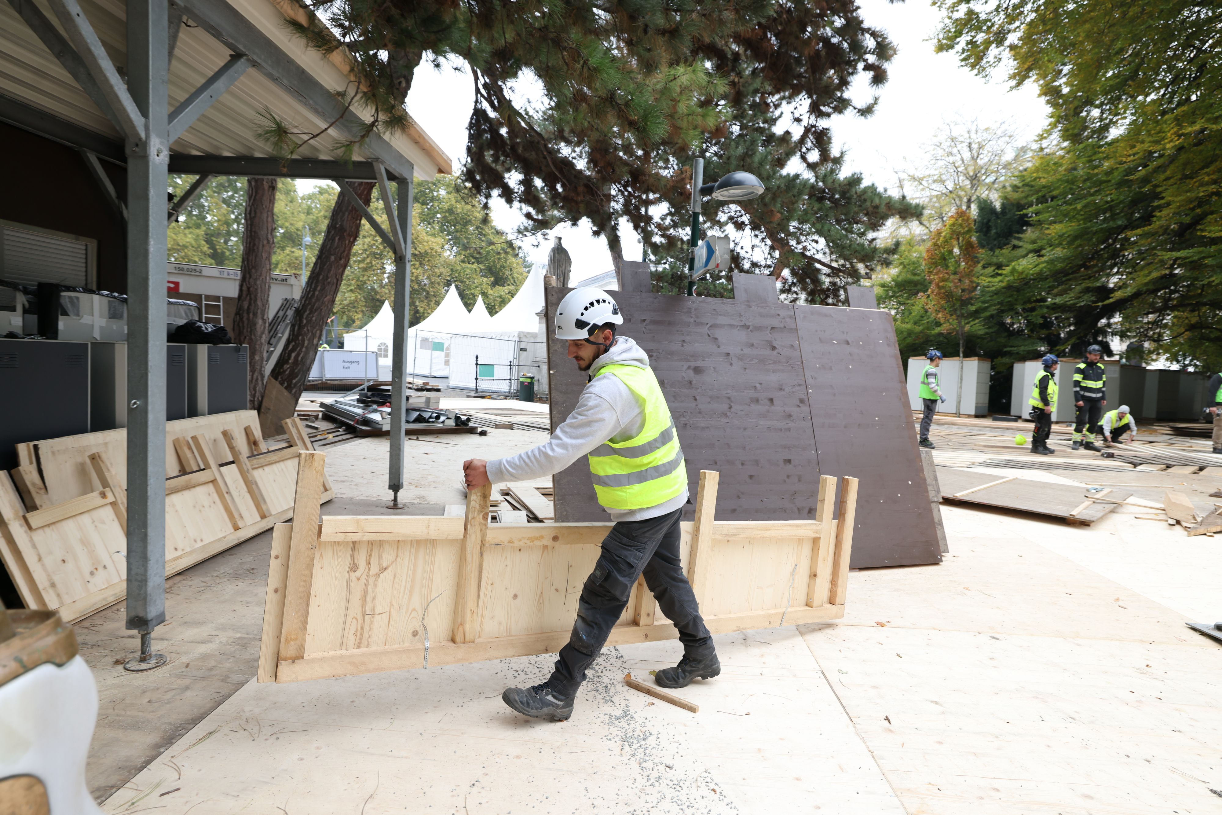 Nun wird gehämmert, geschleppt und verkabelt: Der Aufbau für den Christkindlmarkt hat begonnen