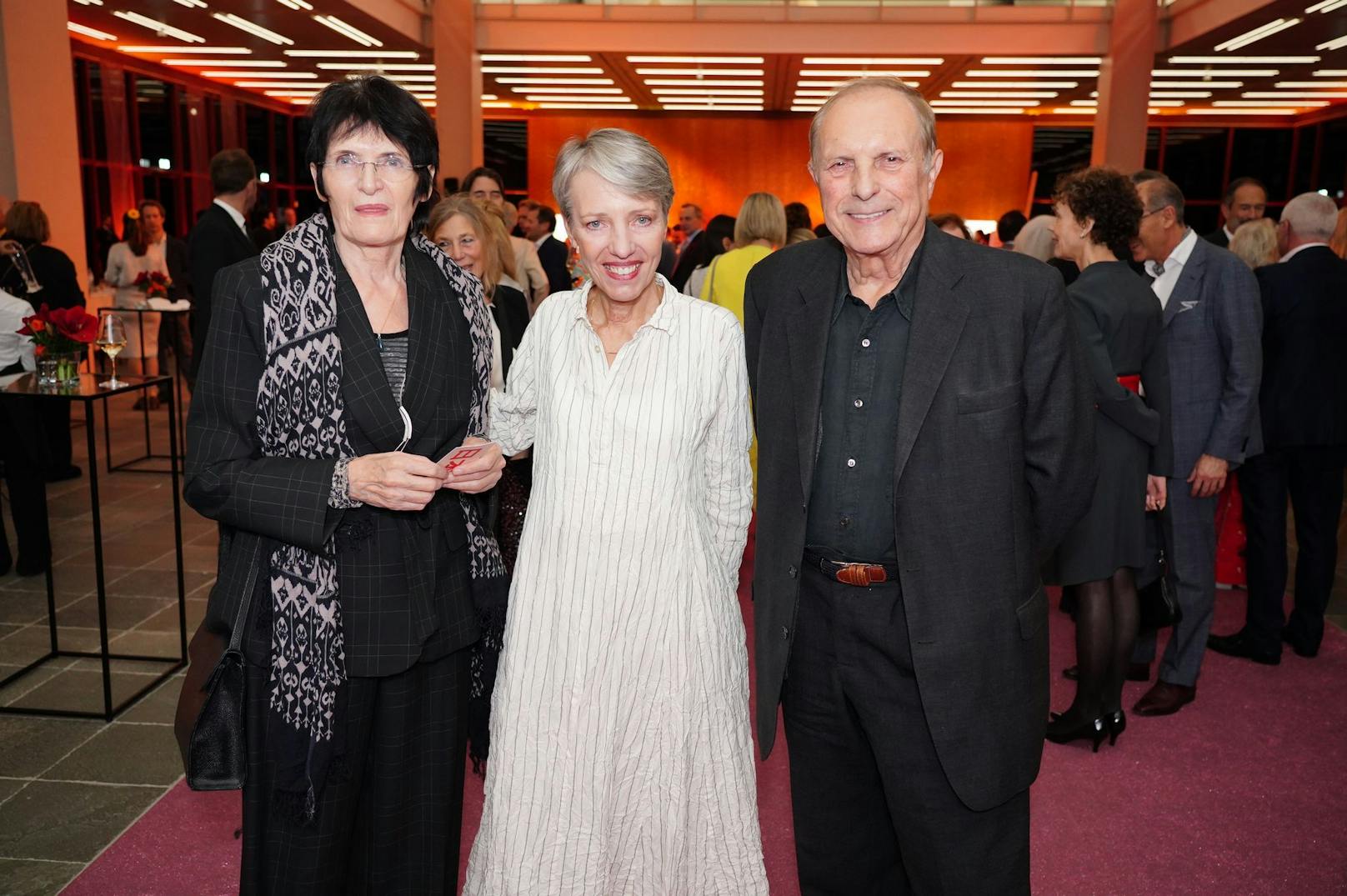 Künstlerin Renate Bertlmann mit Belevedere-Generaldirektorin Stella Rollig und Maler Christian Ludwig Attersee.