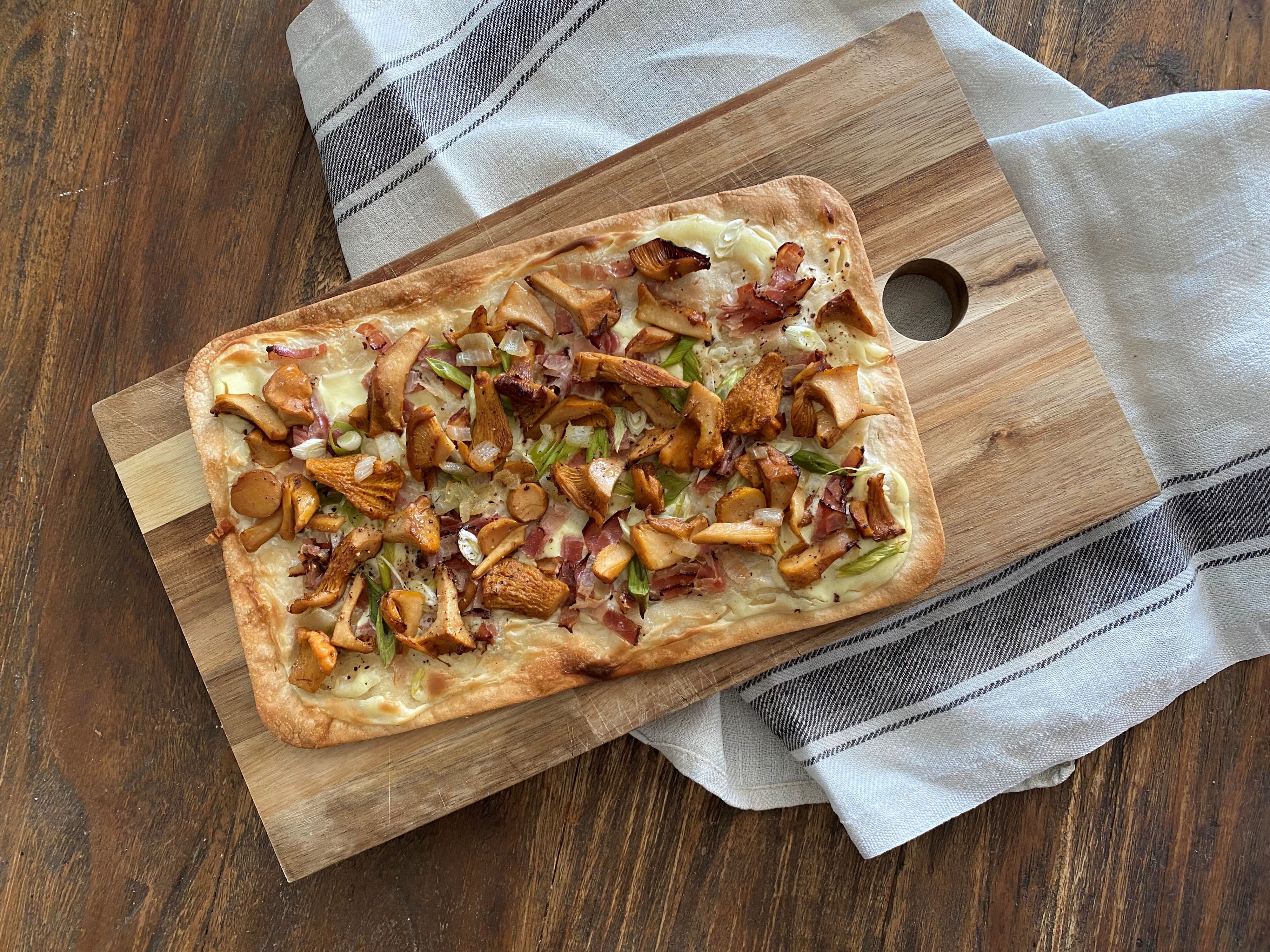 Auf einen Flammkuchen darf auch mehr als nur Speck und Zwiebel.