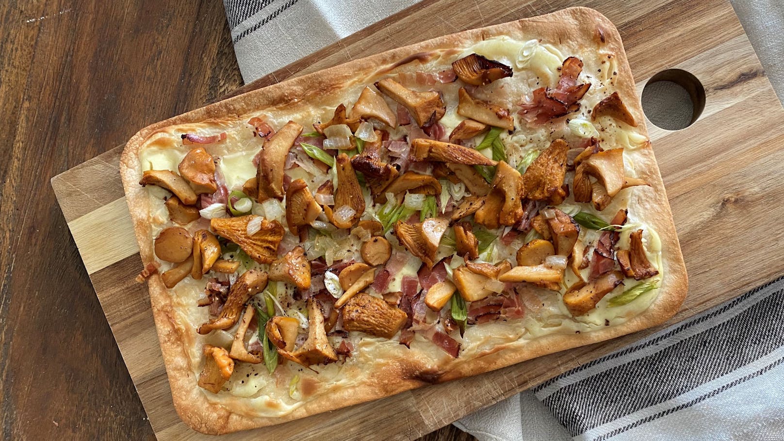 Flammkuchen mit Eierschwammerl