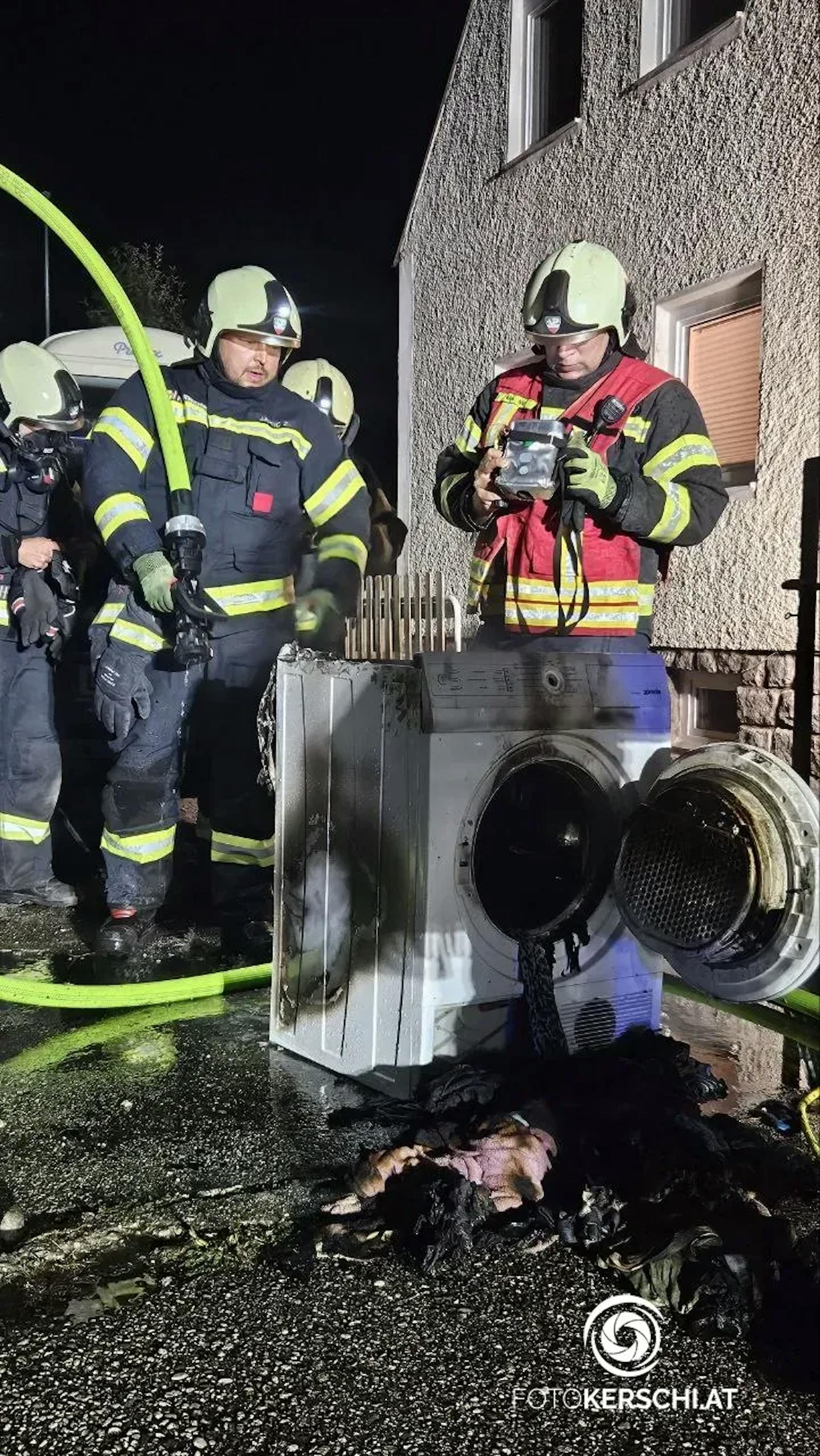 Die Feuerwehr traf nach kurzer Zeit am Einsatzort ein und konnte den brennenden Wäschetrockner unter Atemschutz sicher aus dem Gebäude bringen und ablöschen.