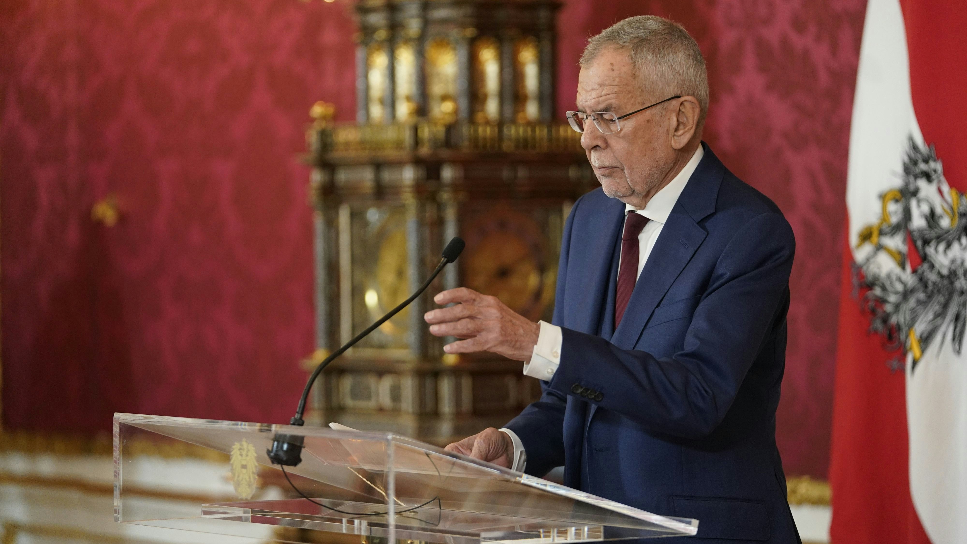 Bundespräsident Alexander Van der Bellen berichtet Österreich, dass der Auftrag zur Regierungsbildung an die ÖVP geht. (22. Oktober 2024)