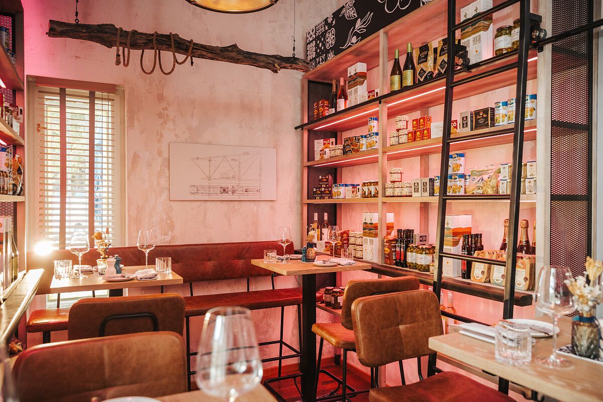 Auf drei Ebenen finden Gäste eine Tapas-Bar, eine Feinkostabteilung und eine Bar